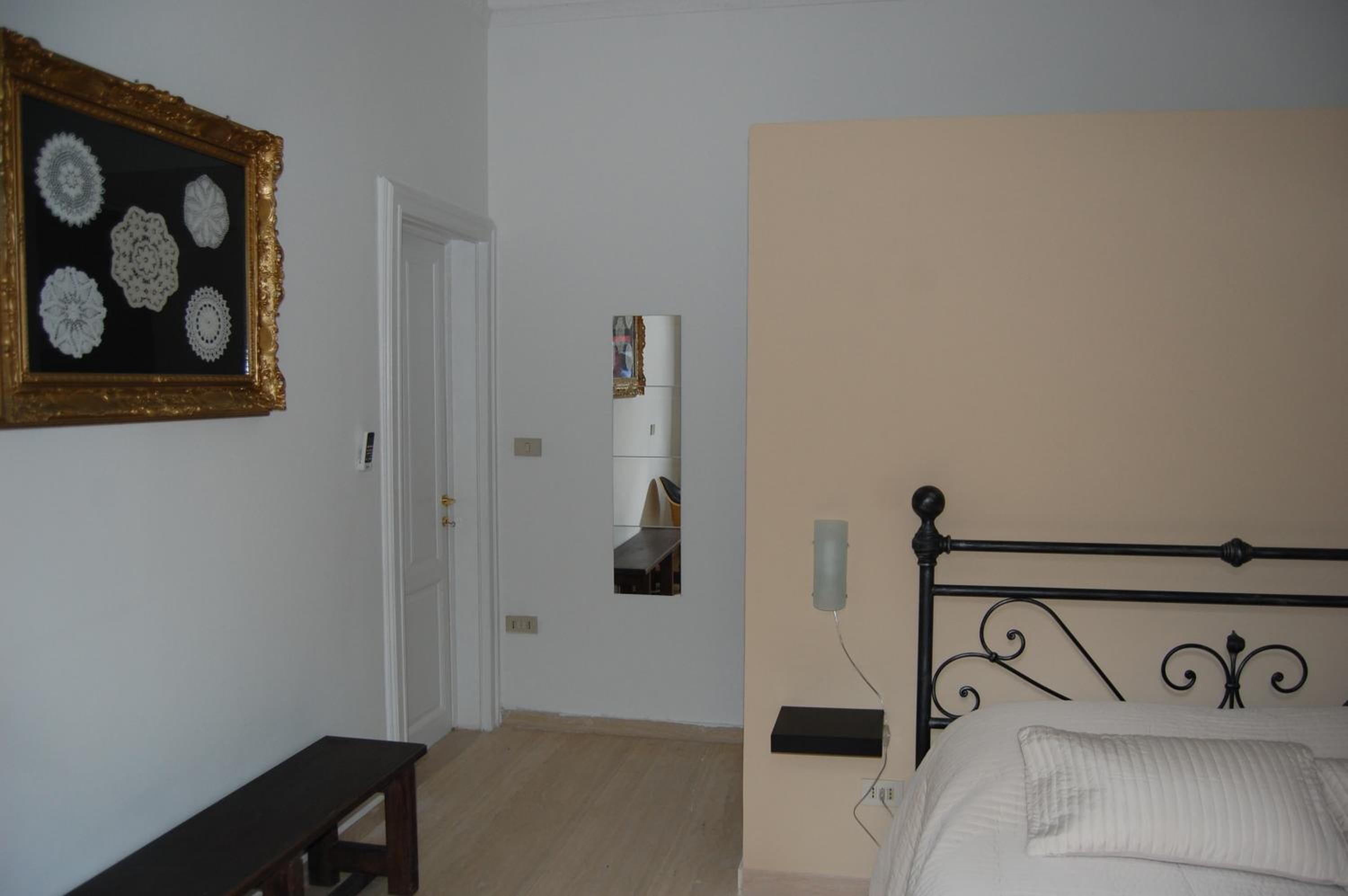 Double Room with Private External Bathroom - Photo 5