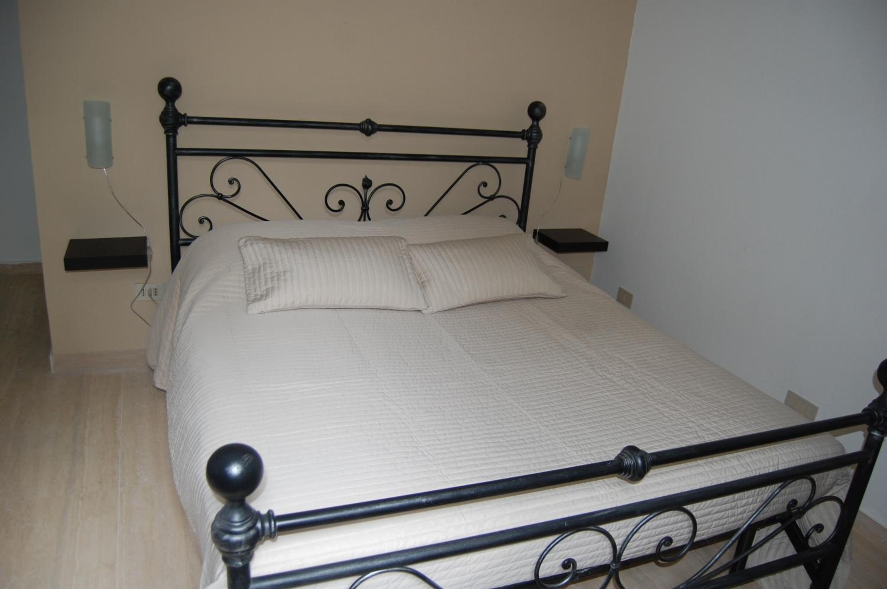 Double Room with Private External Bathroom - Photo 1