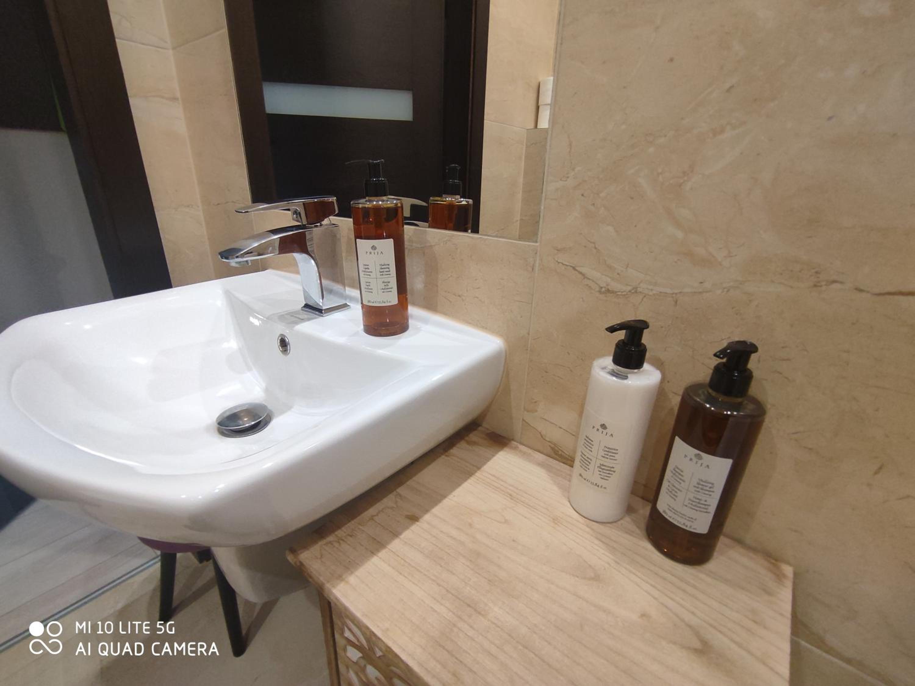 Deluxe Double Room with Balcony - Photo 25