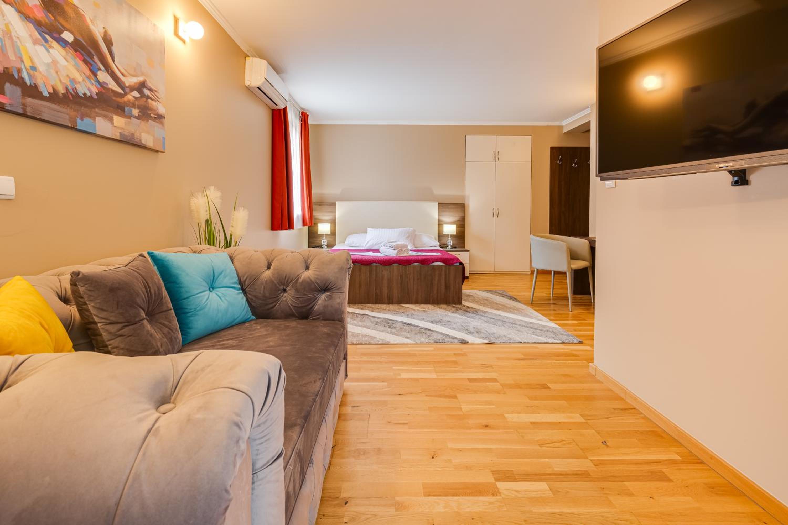 Superior Double Room with Balcony - Photo 2
