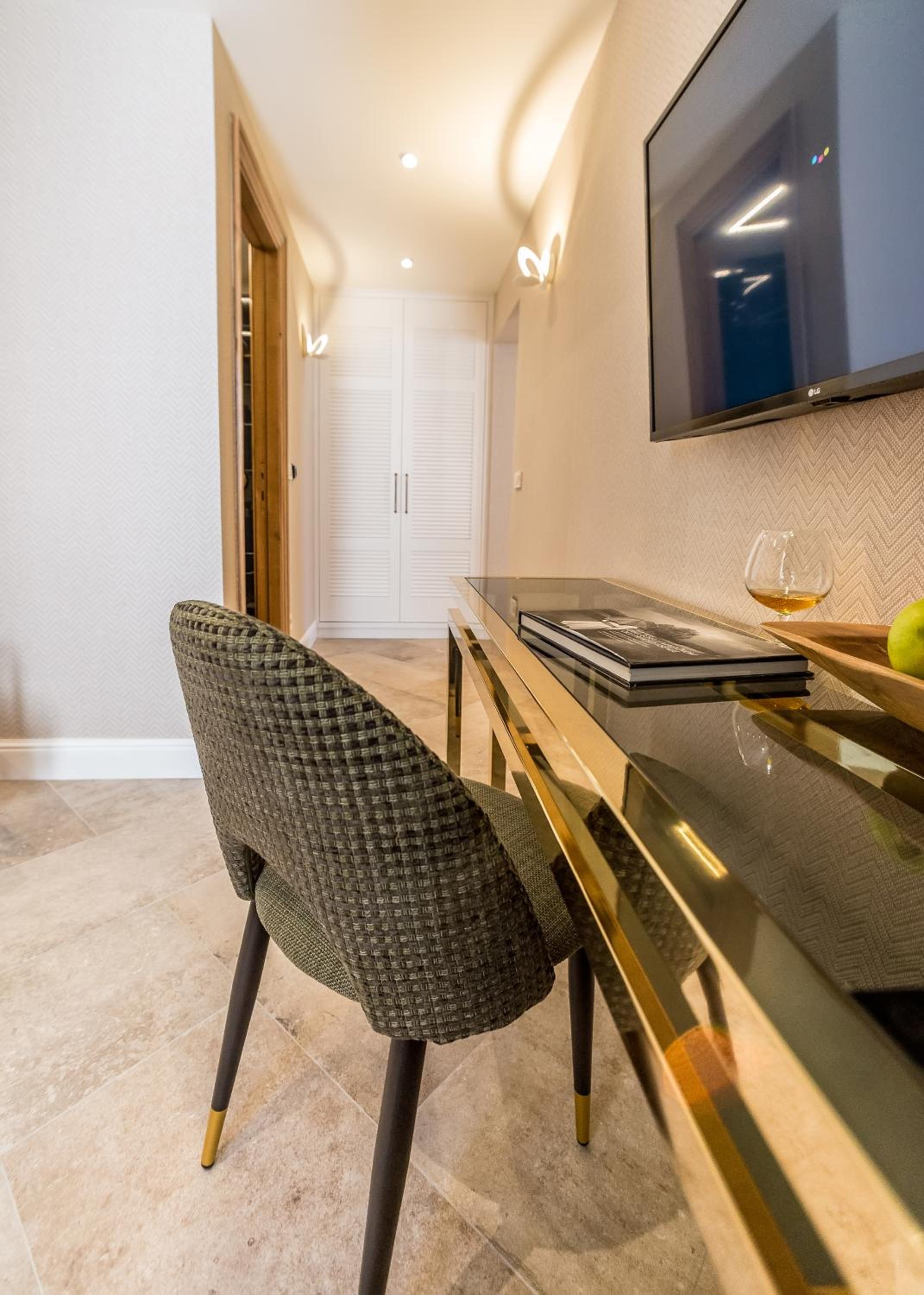 One-Bedroom Apartment - Photo 5