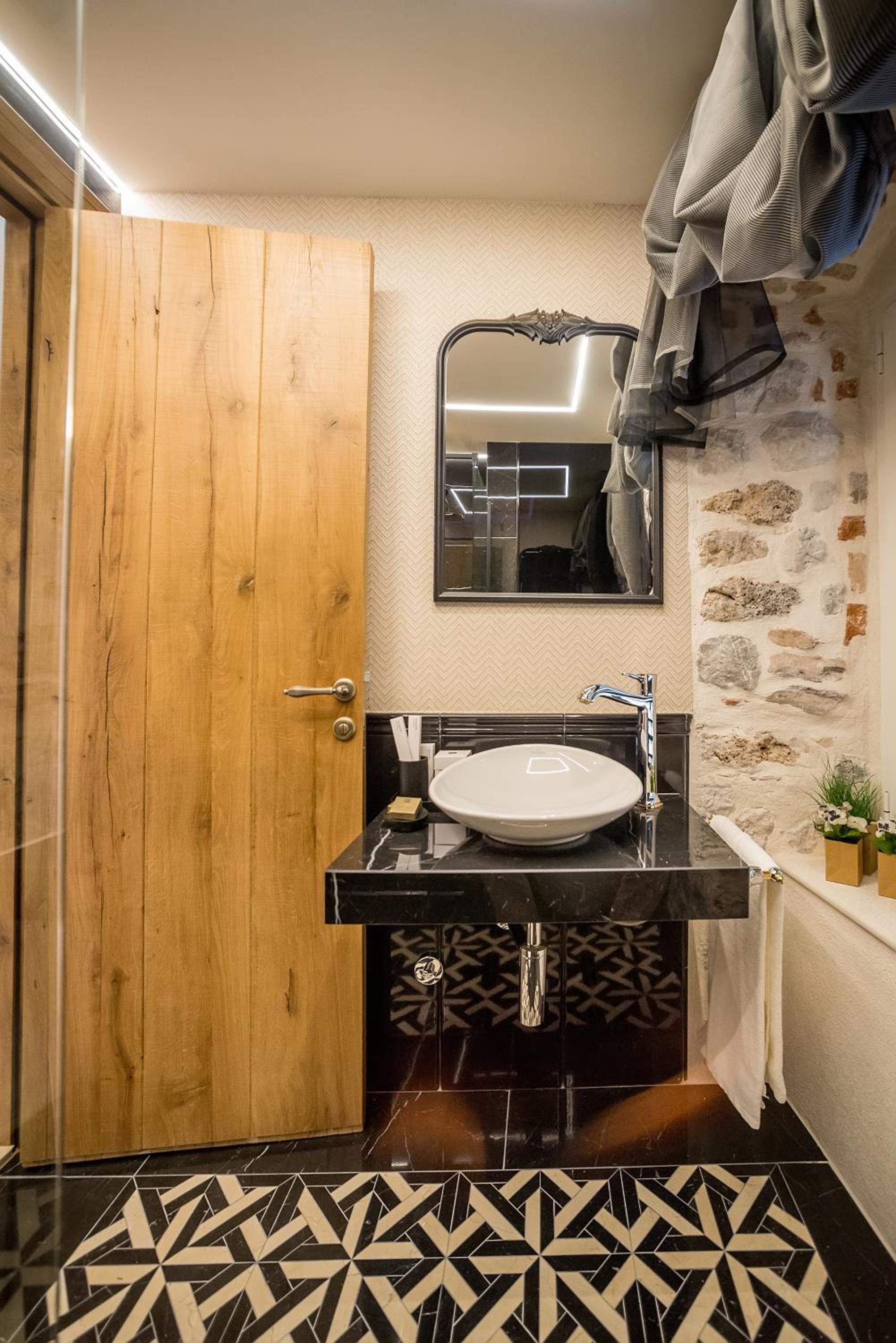 One-Bedroom Apartment - Photo 9