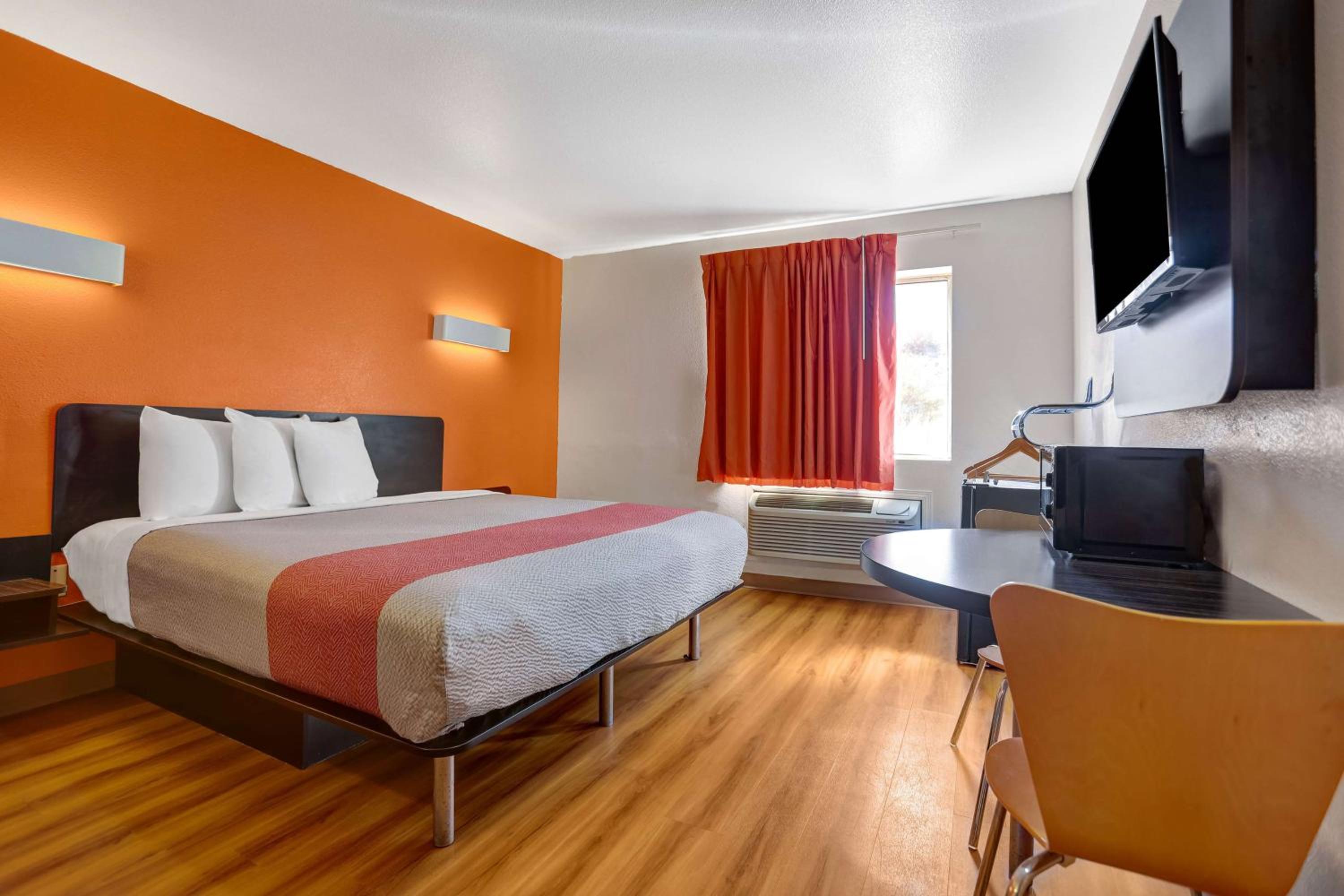 King Room - Non-Smoking - Photo 1