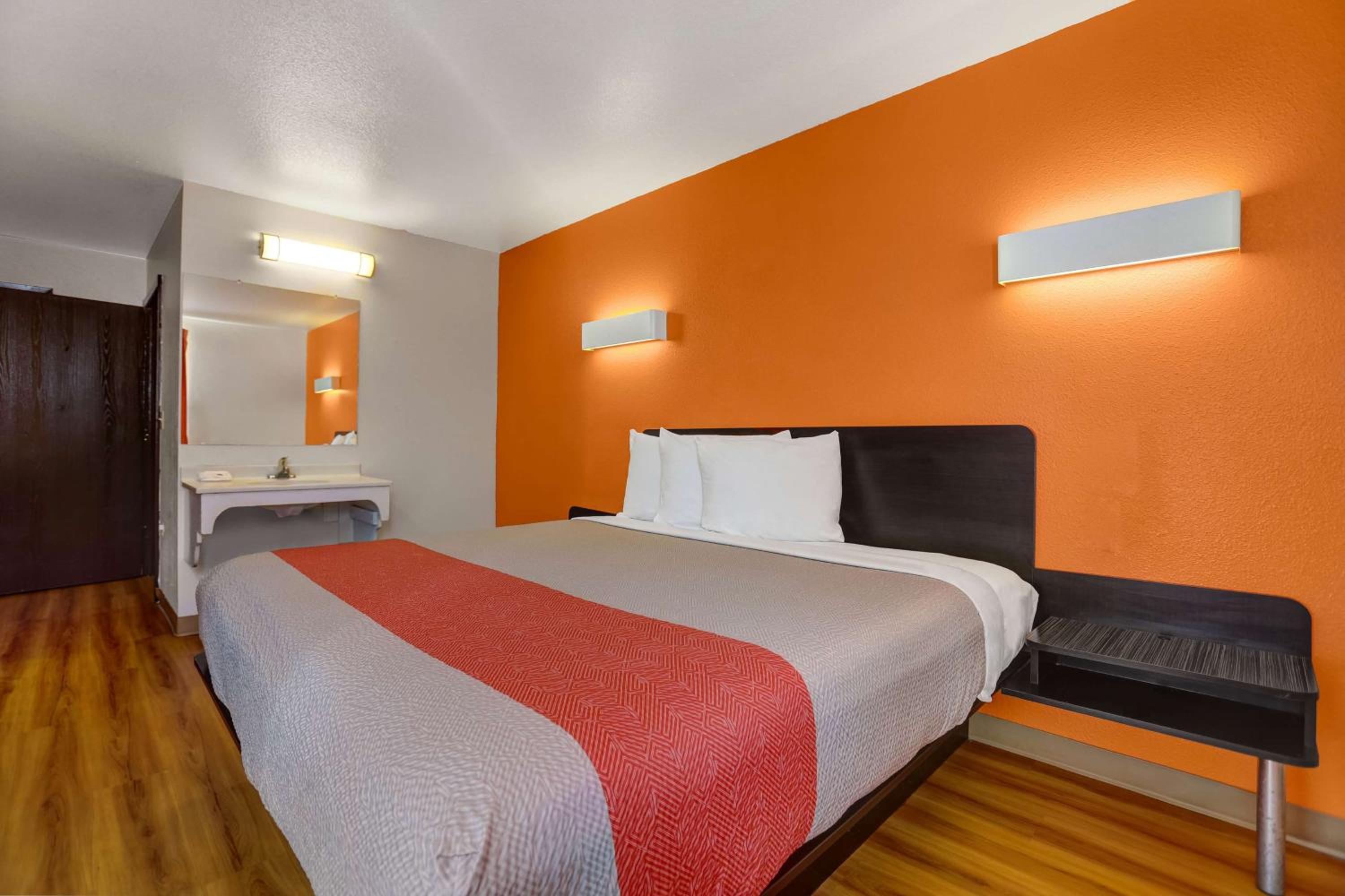 King Room - Non-Smoking - Photo 3