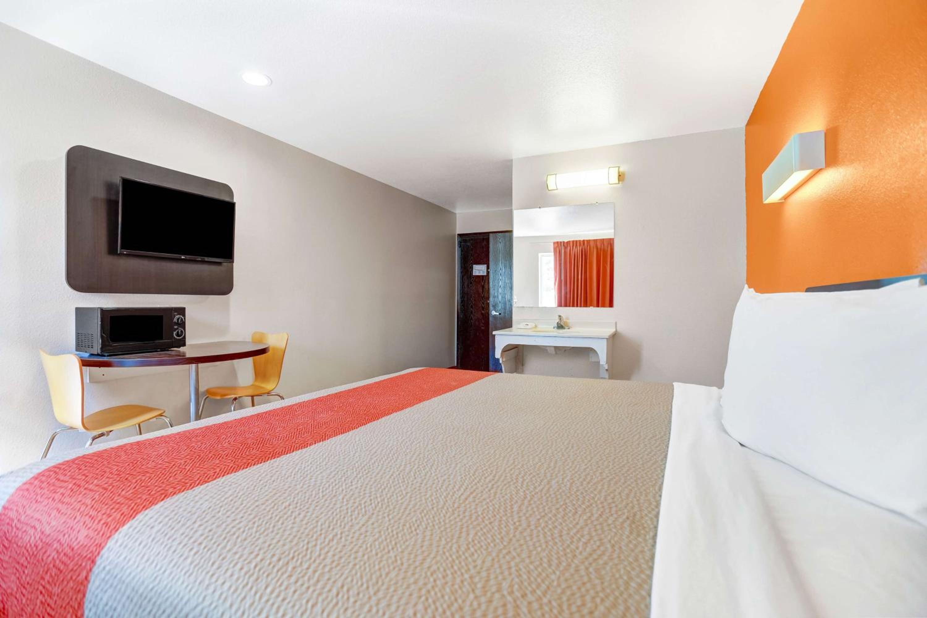 King Room - Non-Smoking - Photo 4