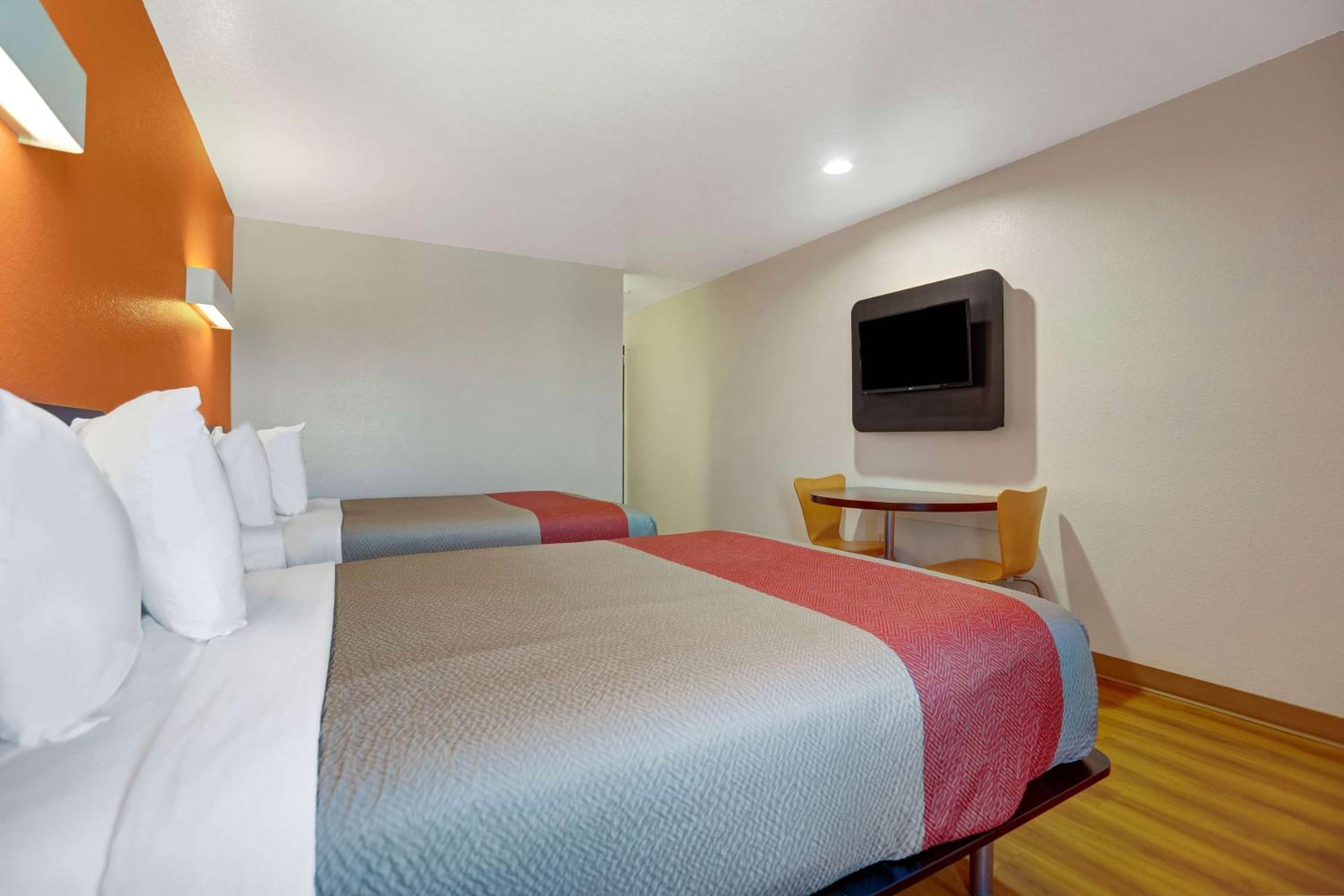 Queen Room with Two Queen Beds - Non-Smoking - Photo 1
