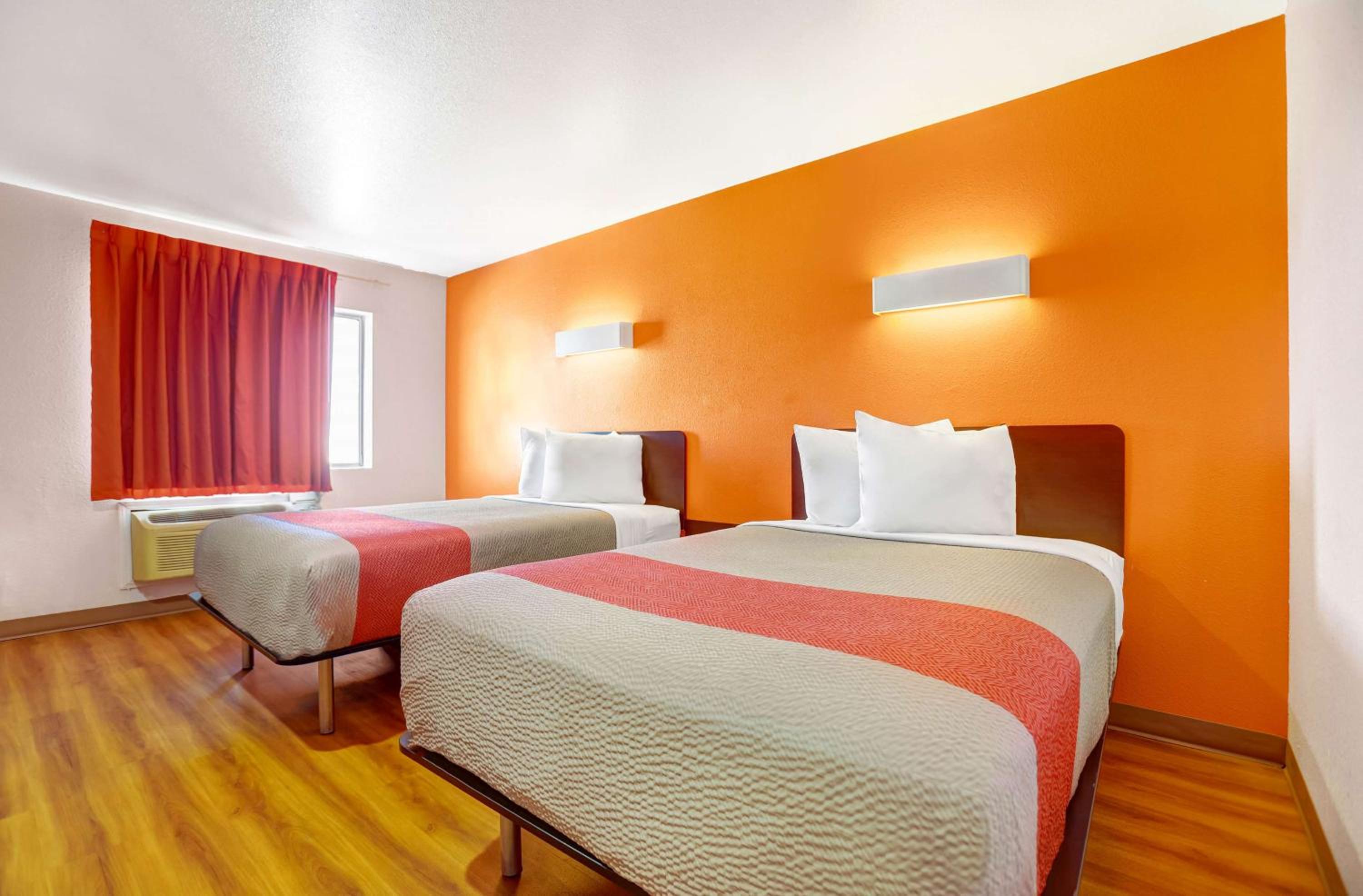 Queen Room with Two Queen Beds - Non-Smoking - Photo 4