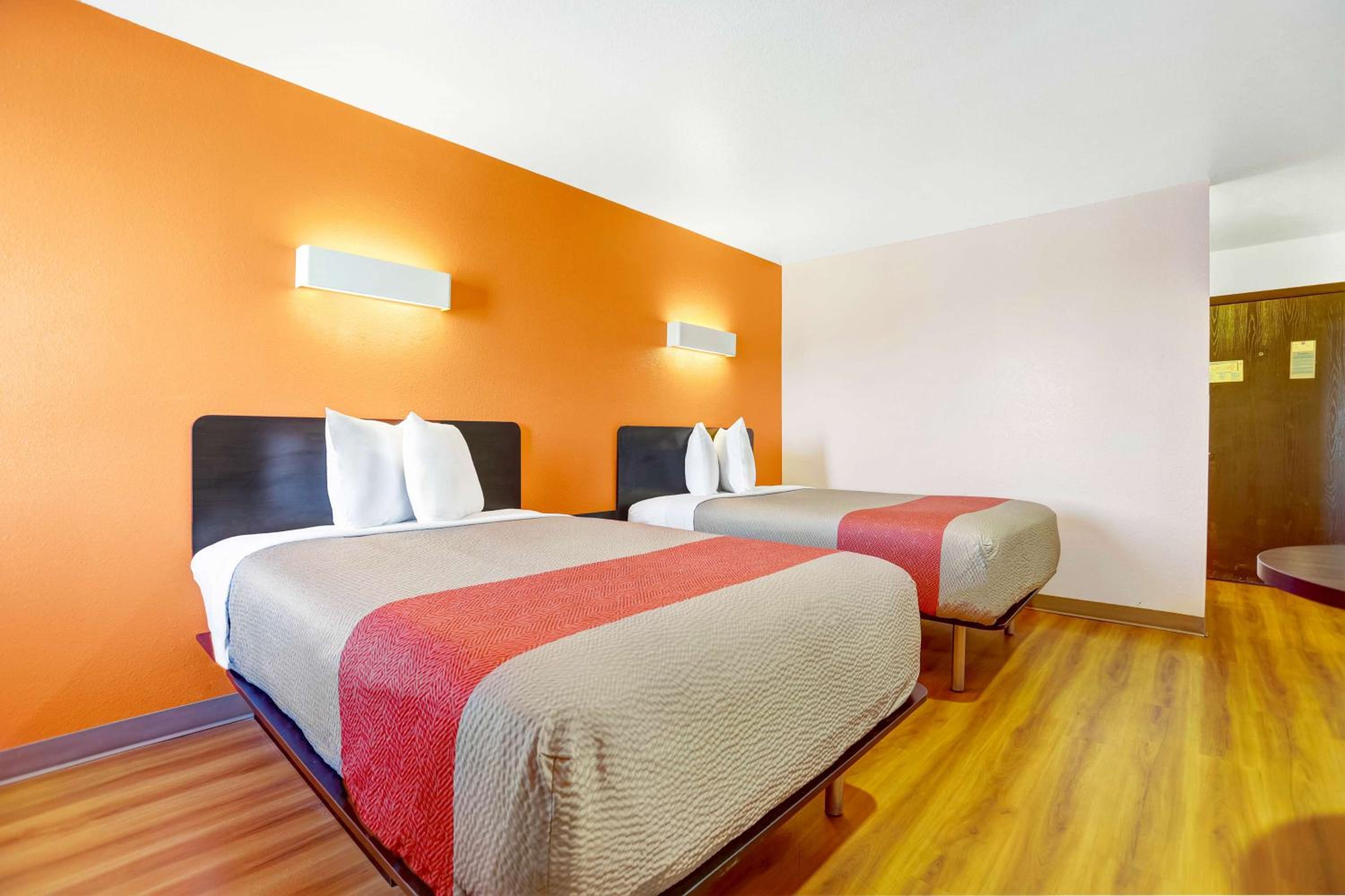Queen Room with Two Queen Beds - Non-Smoking - Photo 3