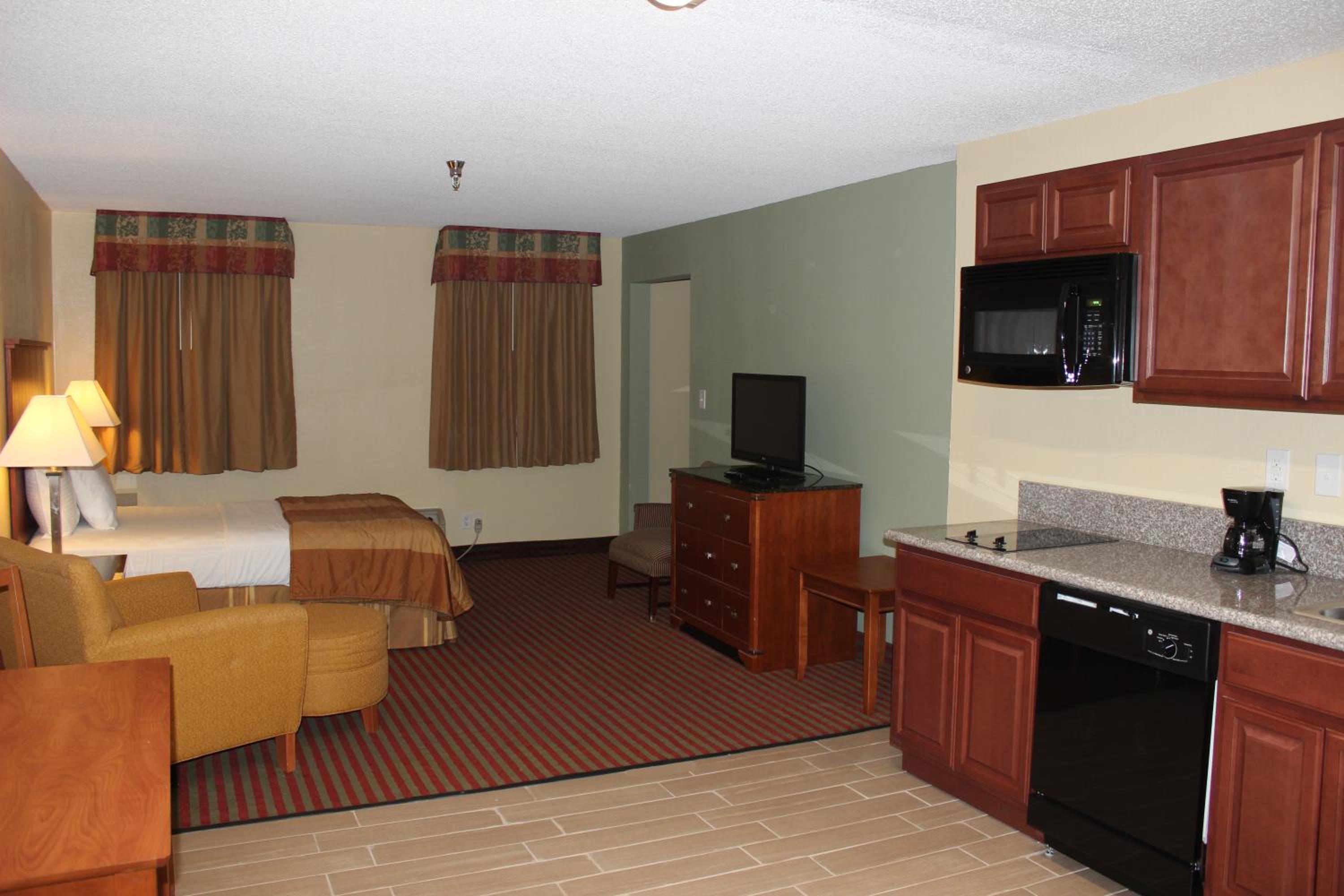 Efficiency Suite with Three Double Beds - Accessible/Non-Smoking photo 1