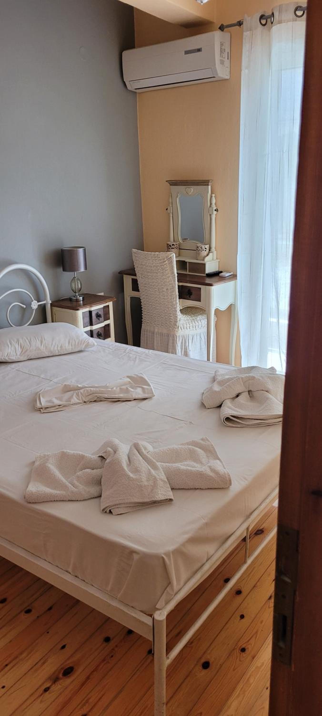 Deluxe Double Room with Balcony - Photo 4