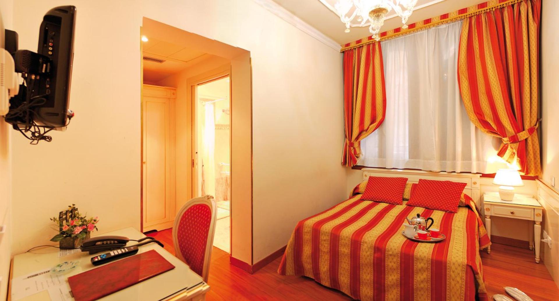Small Double Room photo 1