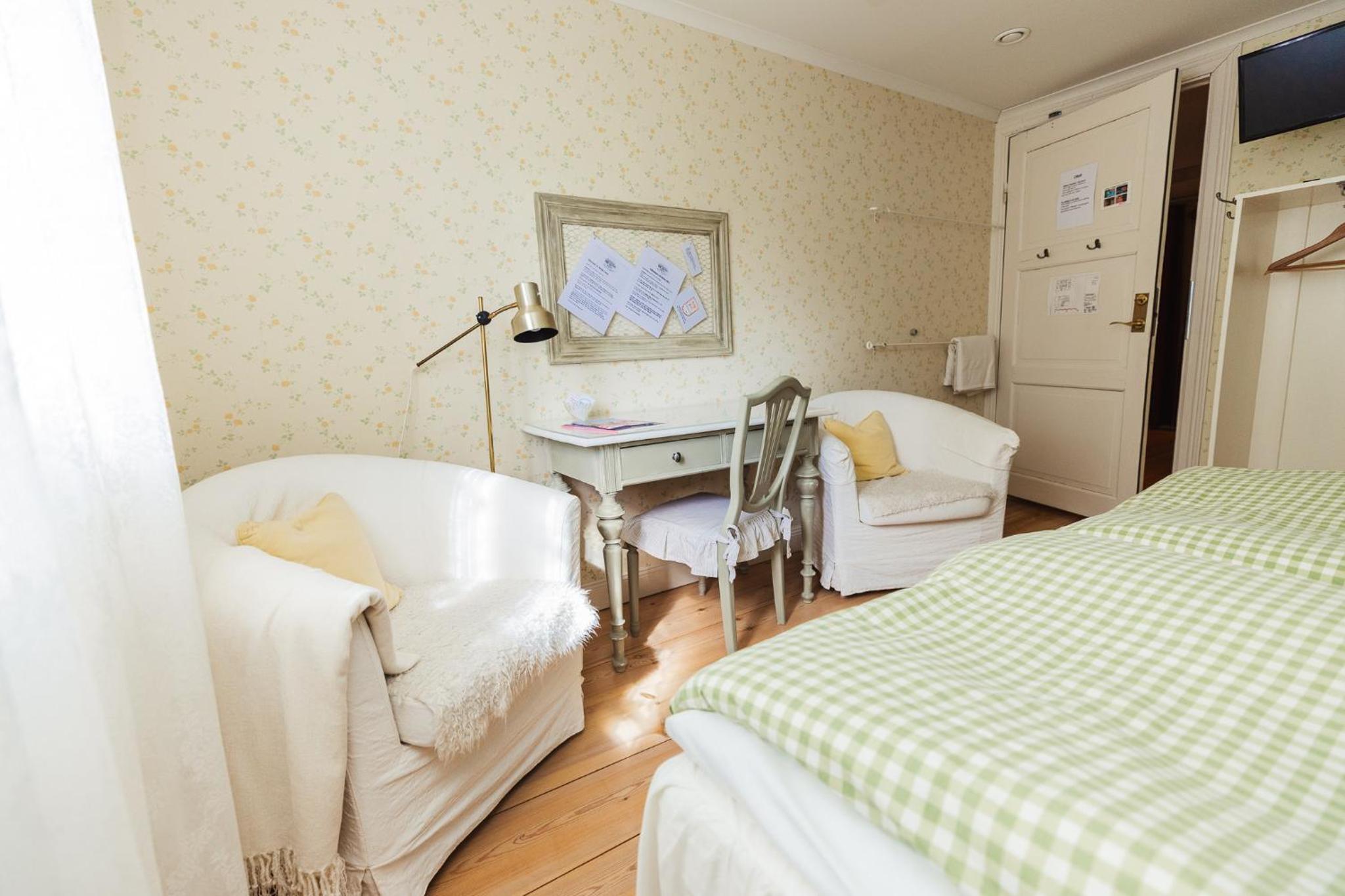 Double Room with Shared Bathroom photo 3