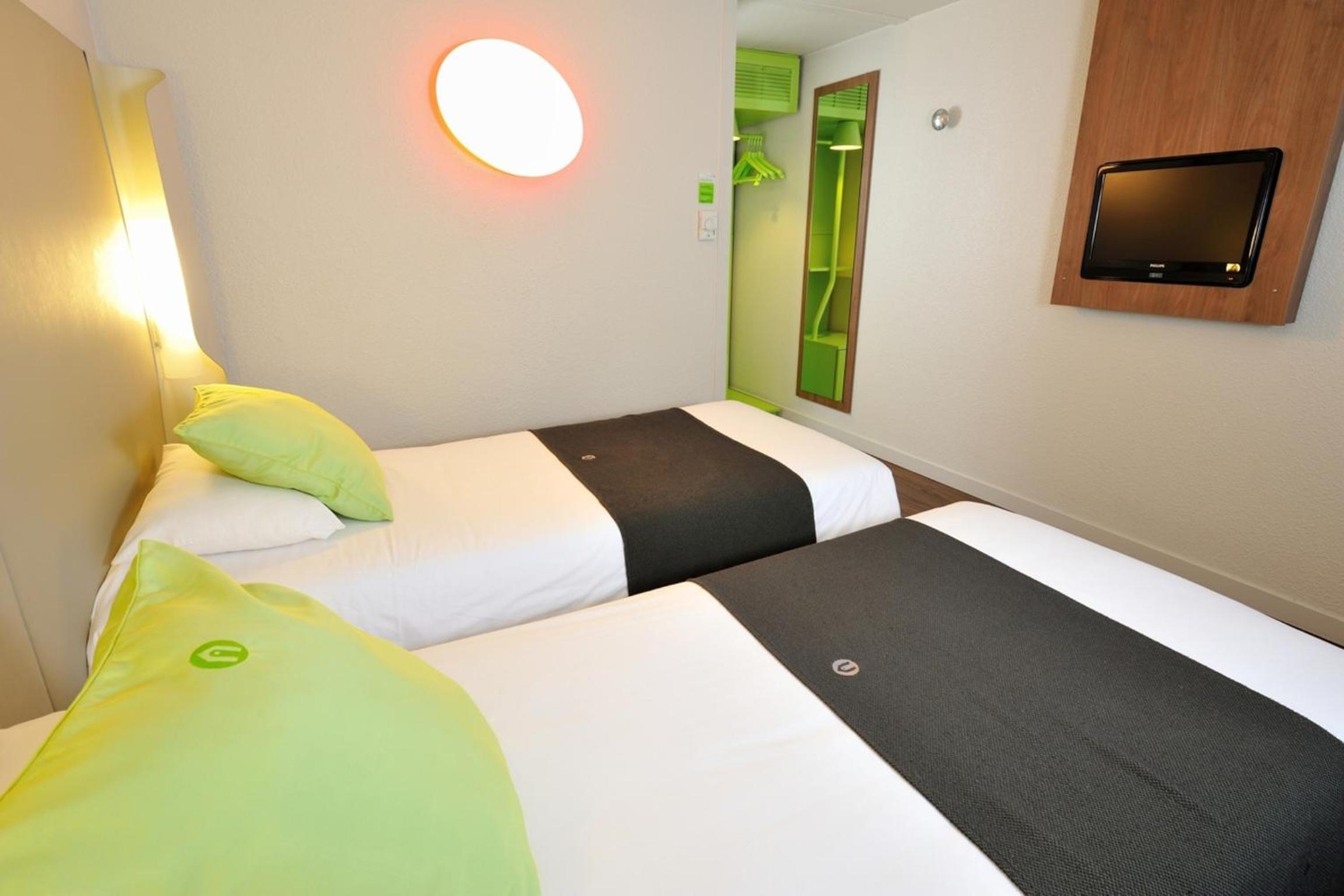 Standard Twin Room - Photo 7