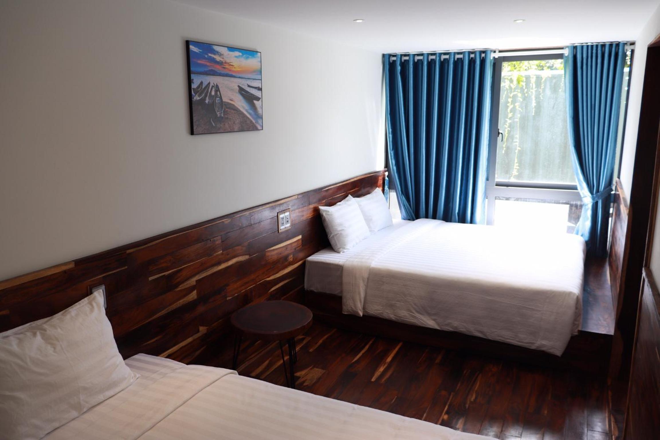King Room with Two King Beds - Photo 8