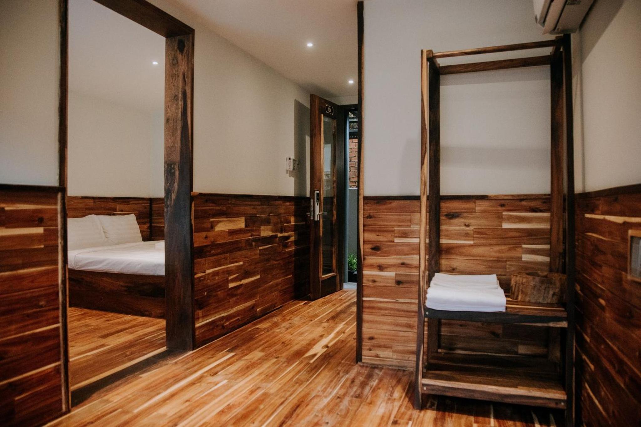 King Room with Two King Beds - Photo 7