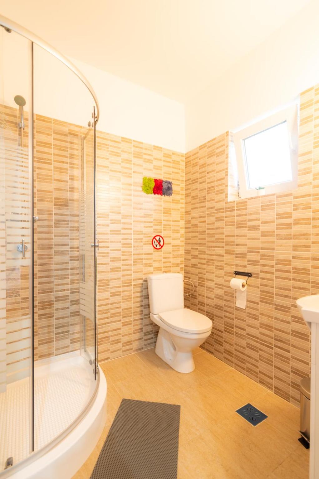 Double Room with Private Bathroom - Photo 7