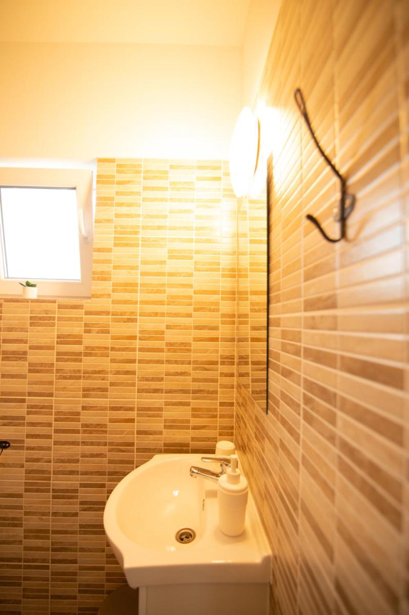 Double Room with Private Bathroom - Photo 8