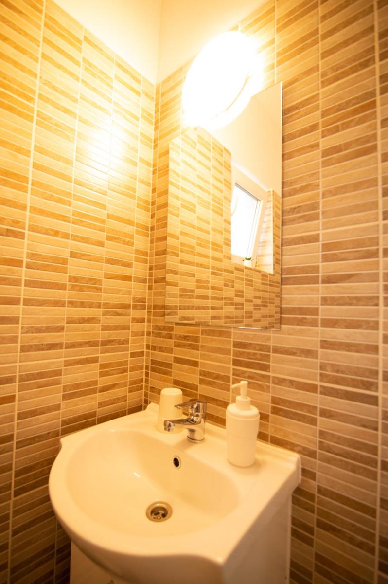 Double Room with Private Bathroom - Photo 9