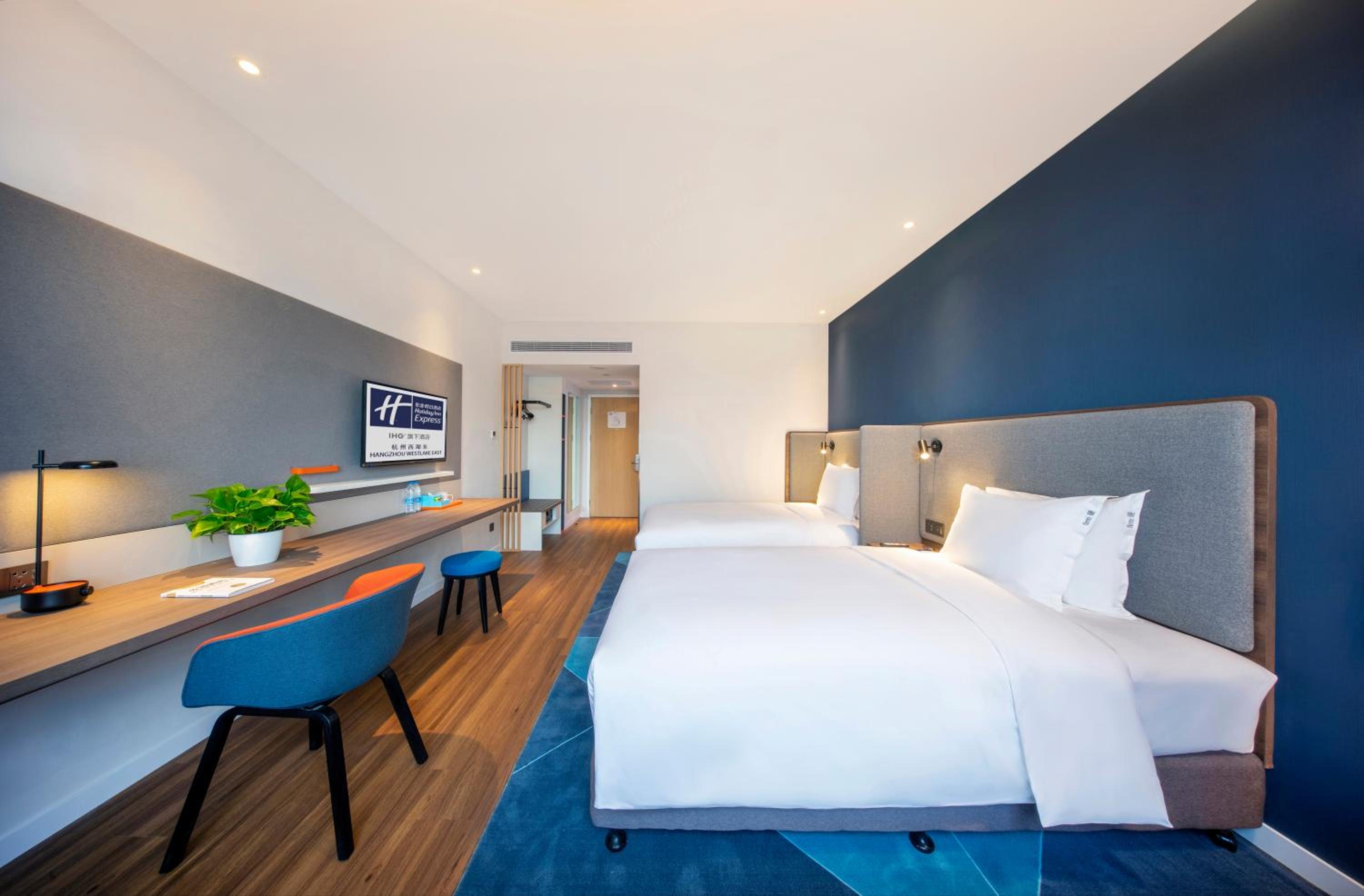 Standard Twin Room with Lake View thumbnail 5