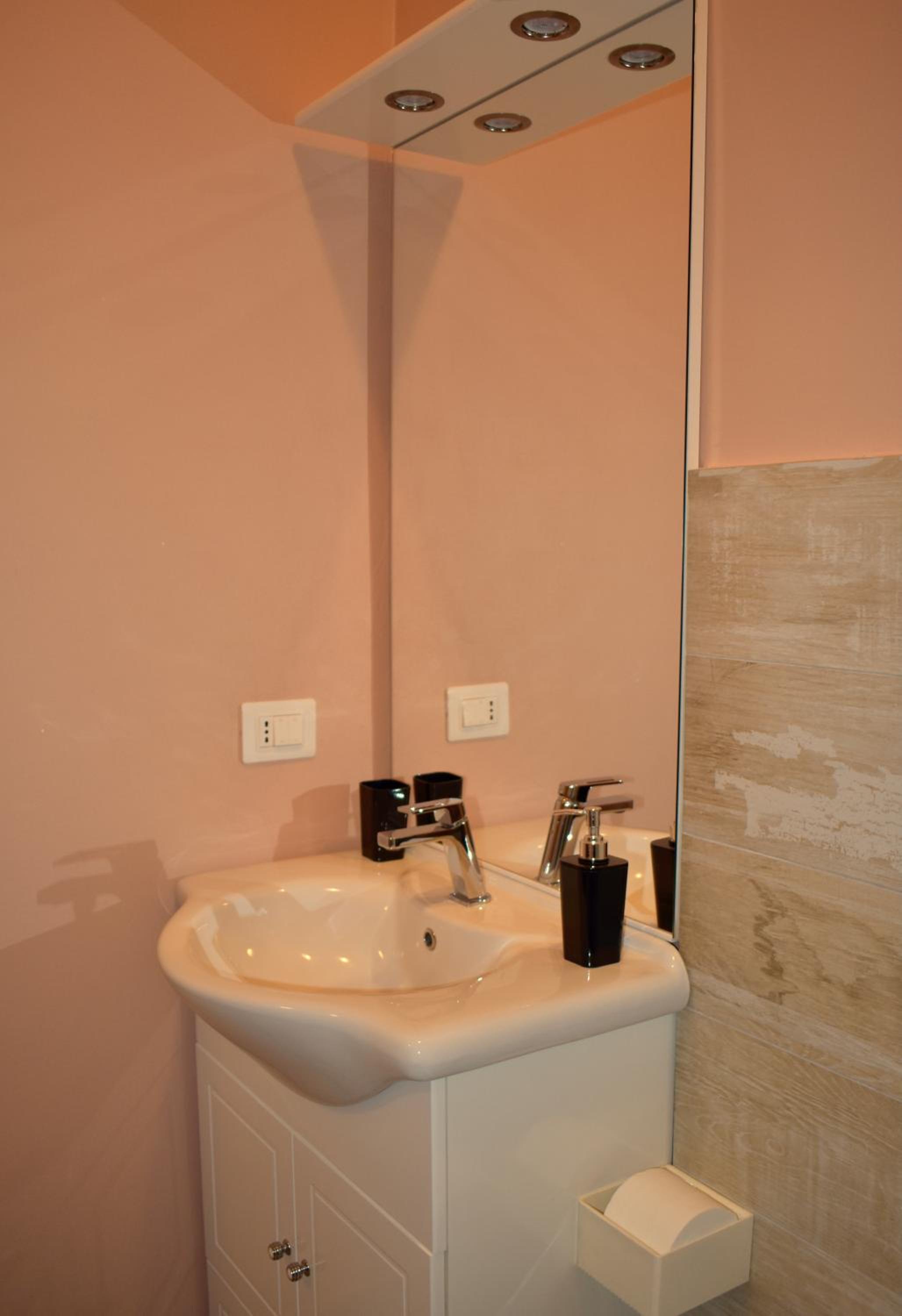Double or Twin Room with Private Bathroom - Photo 10