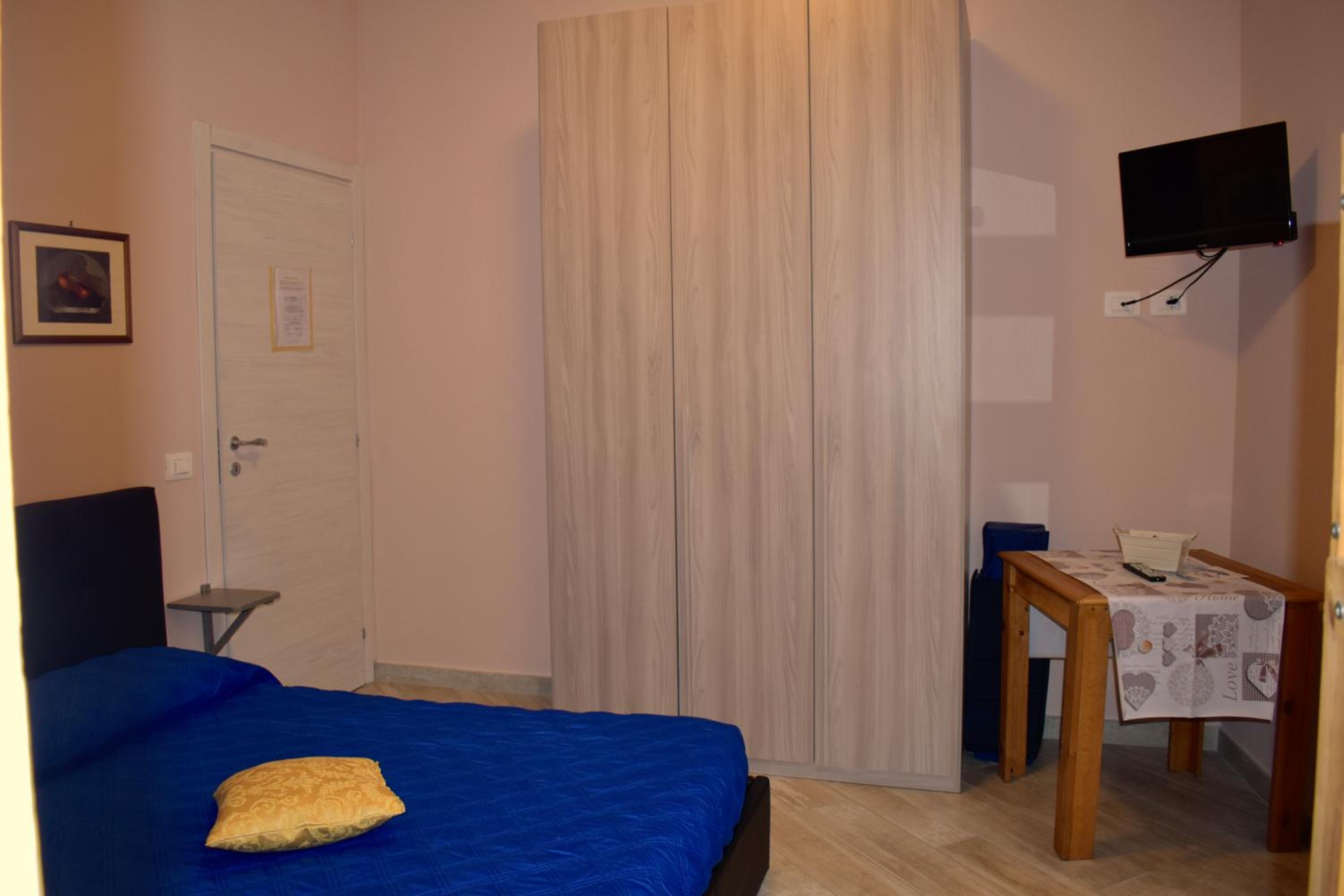 Double or Twin Room with Private Bathroom - Photo 7