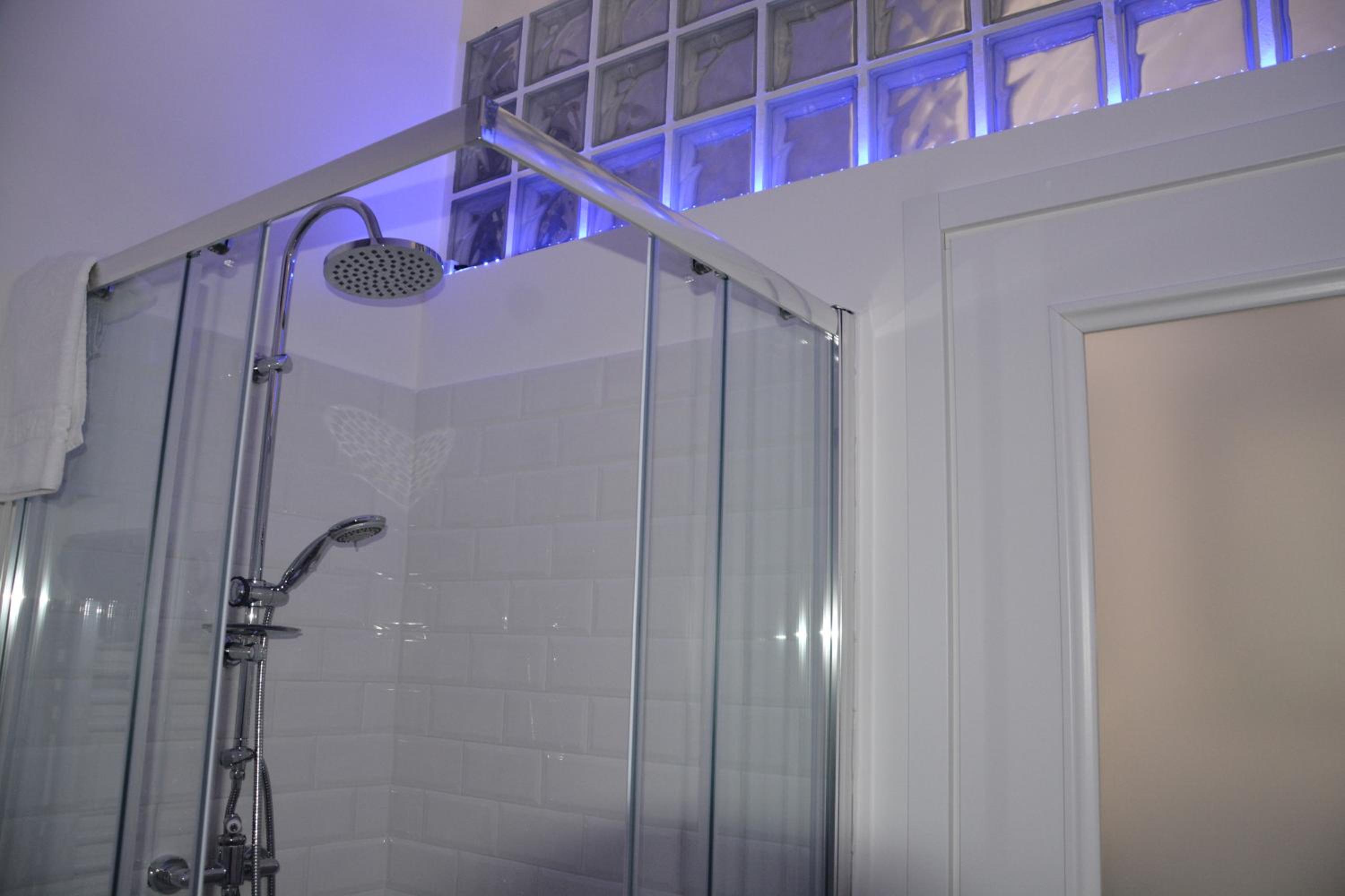 Family Room with Private Bathroom - Photo 11