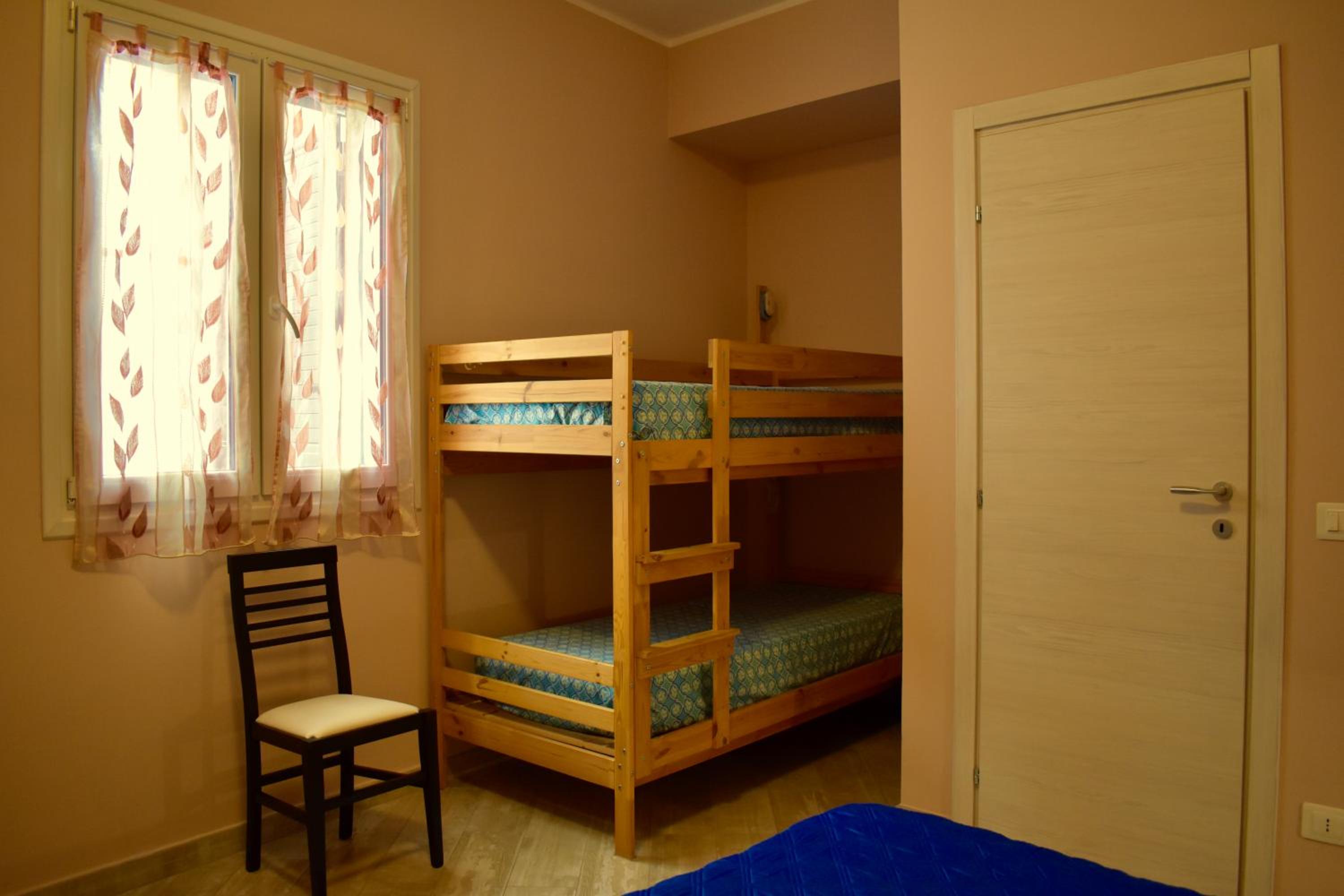 Double or Twin Room with Private Bathroom - Photo 8
