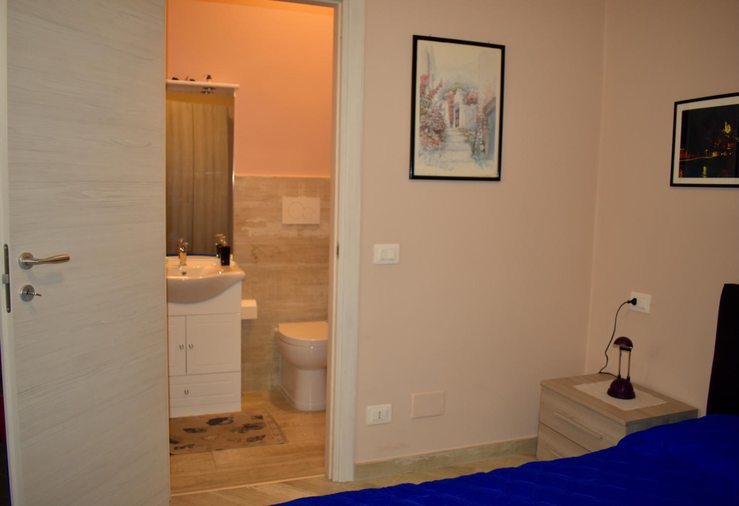 Double or Twin Room with Private Bathroom - Photo 9
