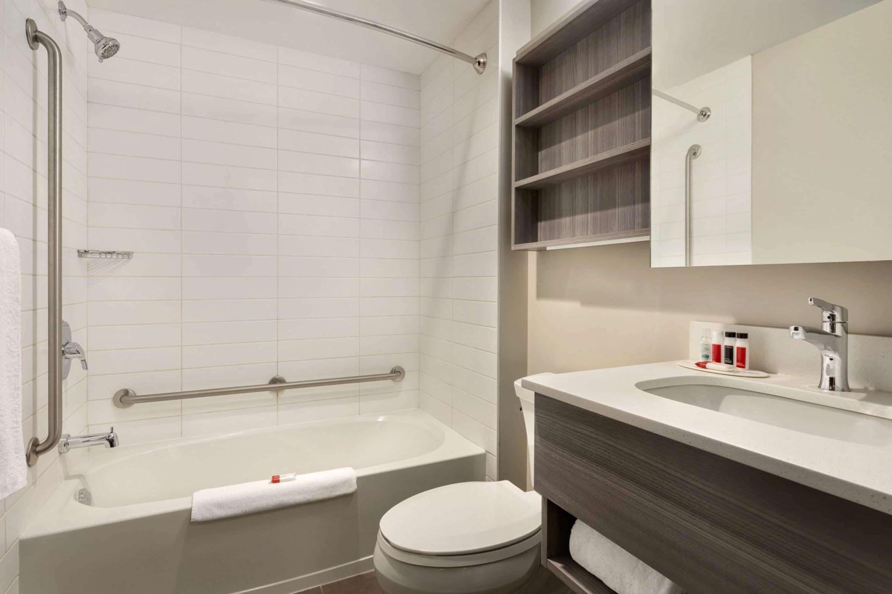 One-Bedroom Queen Suite - Non-Smoking photo 1