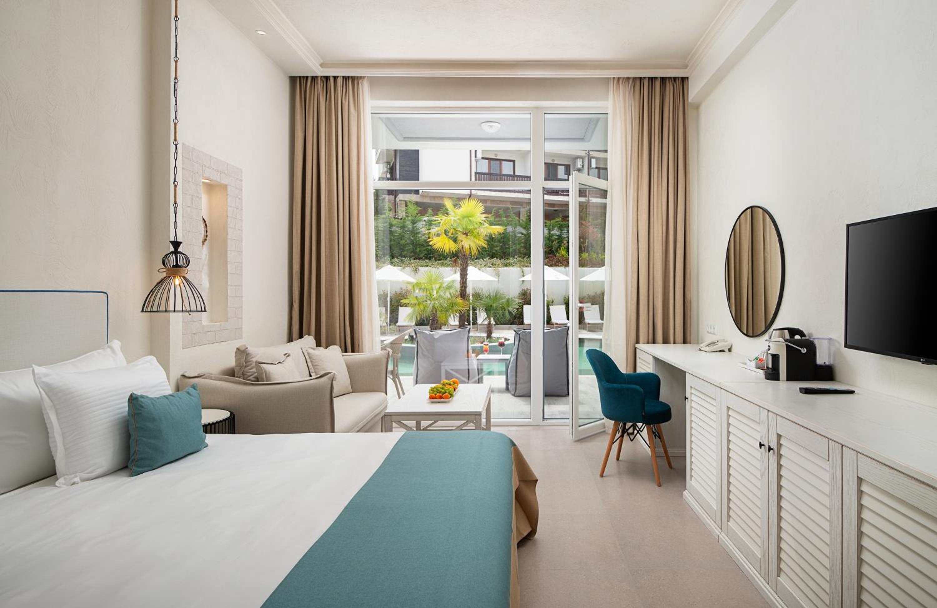 Deluxe Double Room with Pool Access - Adults Only - Photo 5