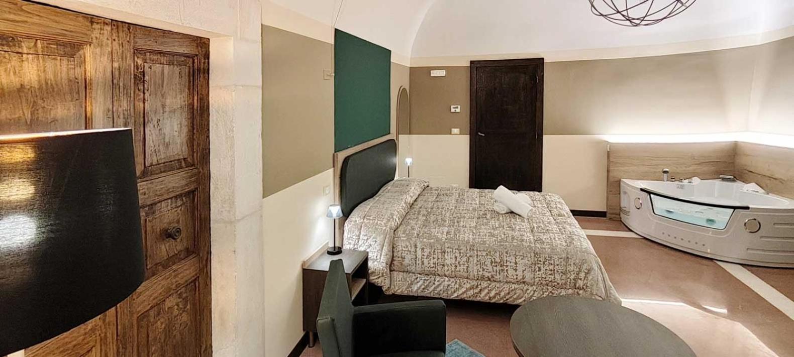 Suite with Hot Tub photo 2