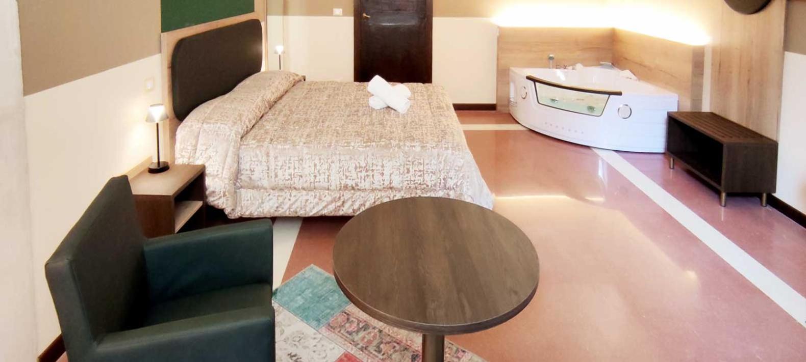 Suite with Hot Tub photo 2