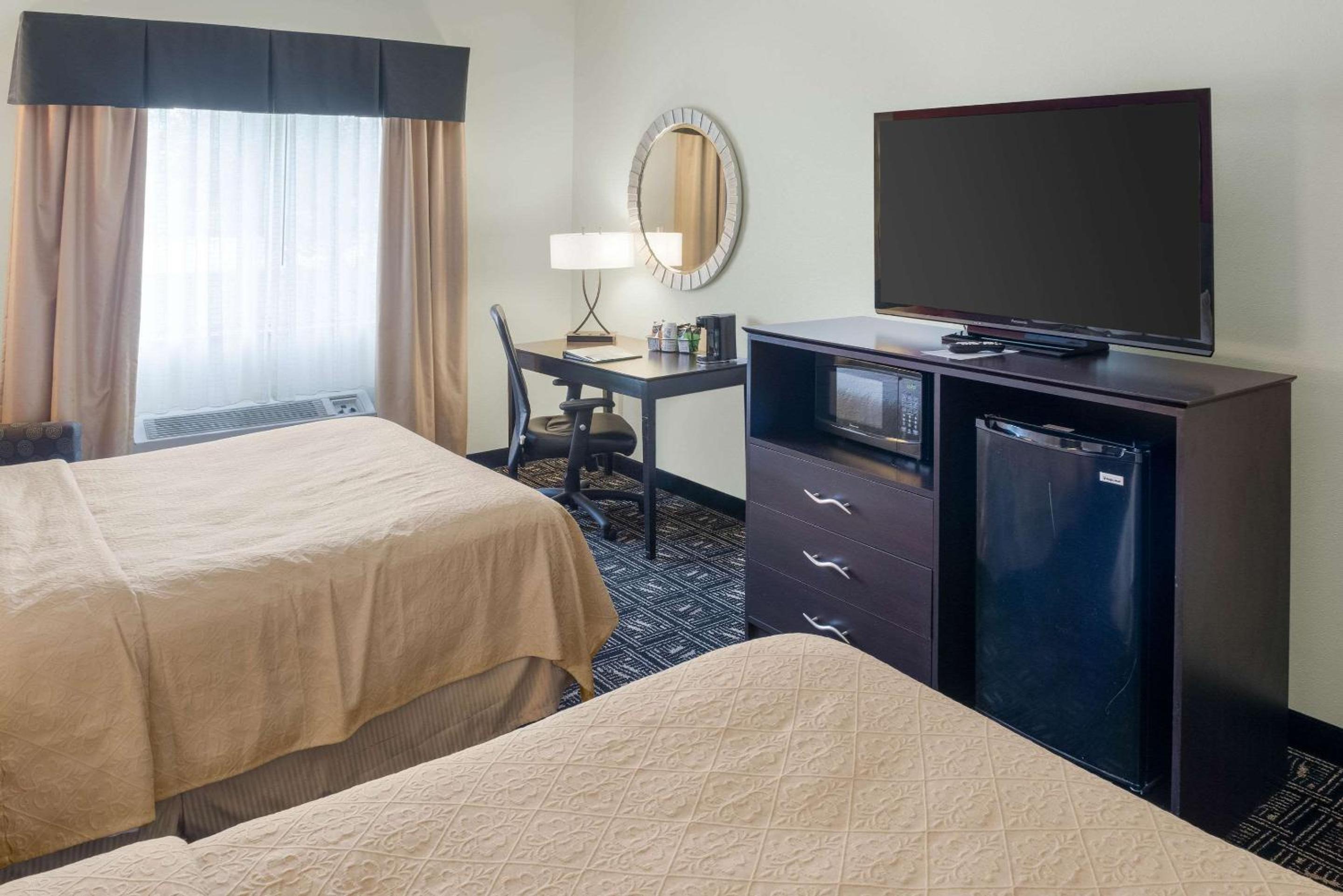 Queen Room with Two Queen Beds - Non-Smoking - Photo 3