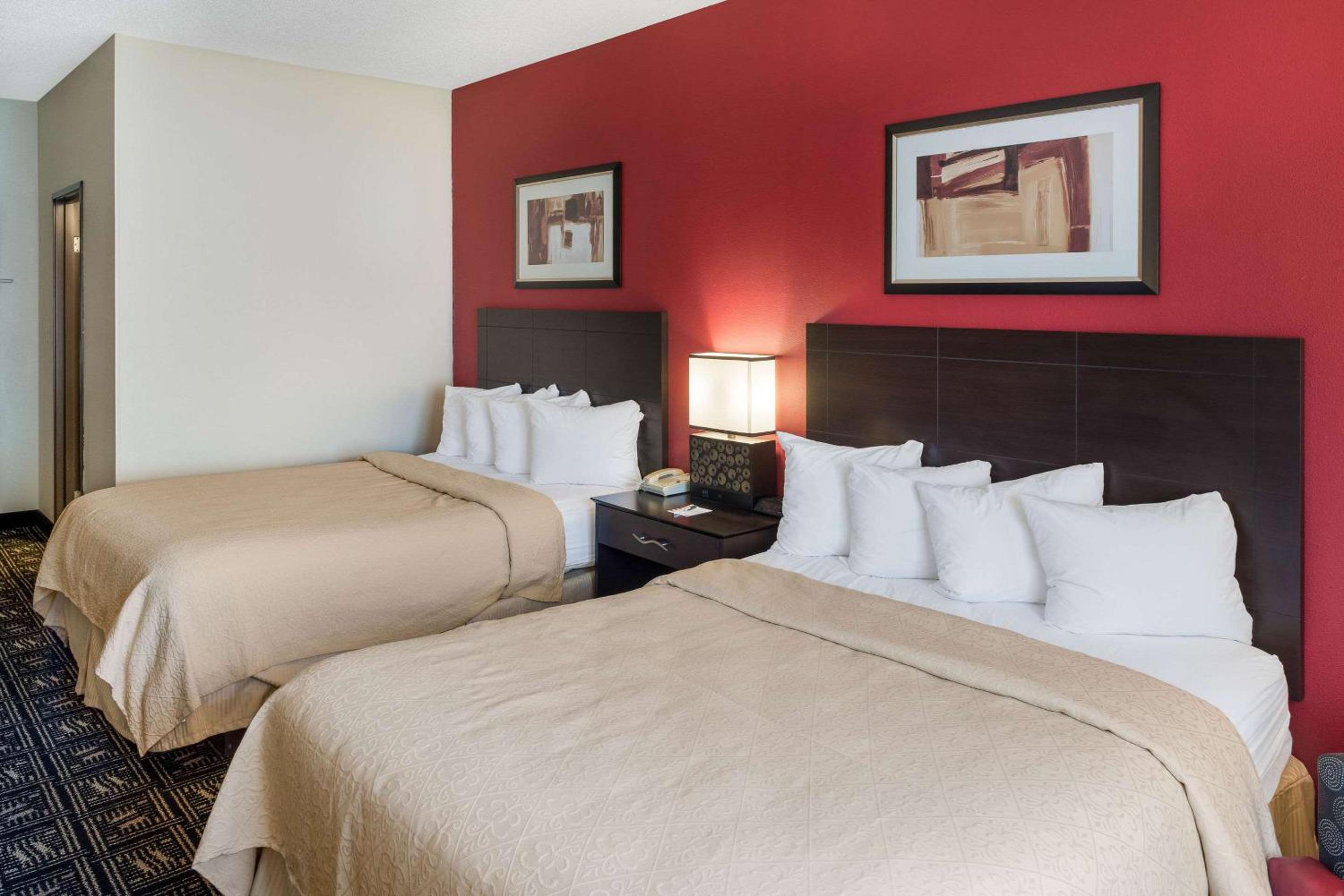 Queen Room with Two Queen Beds - Non-Smoking - Photo 2