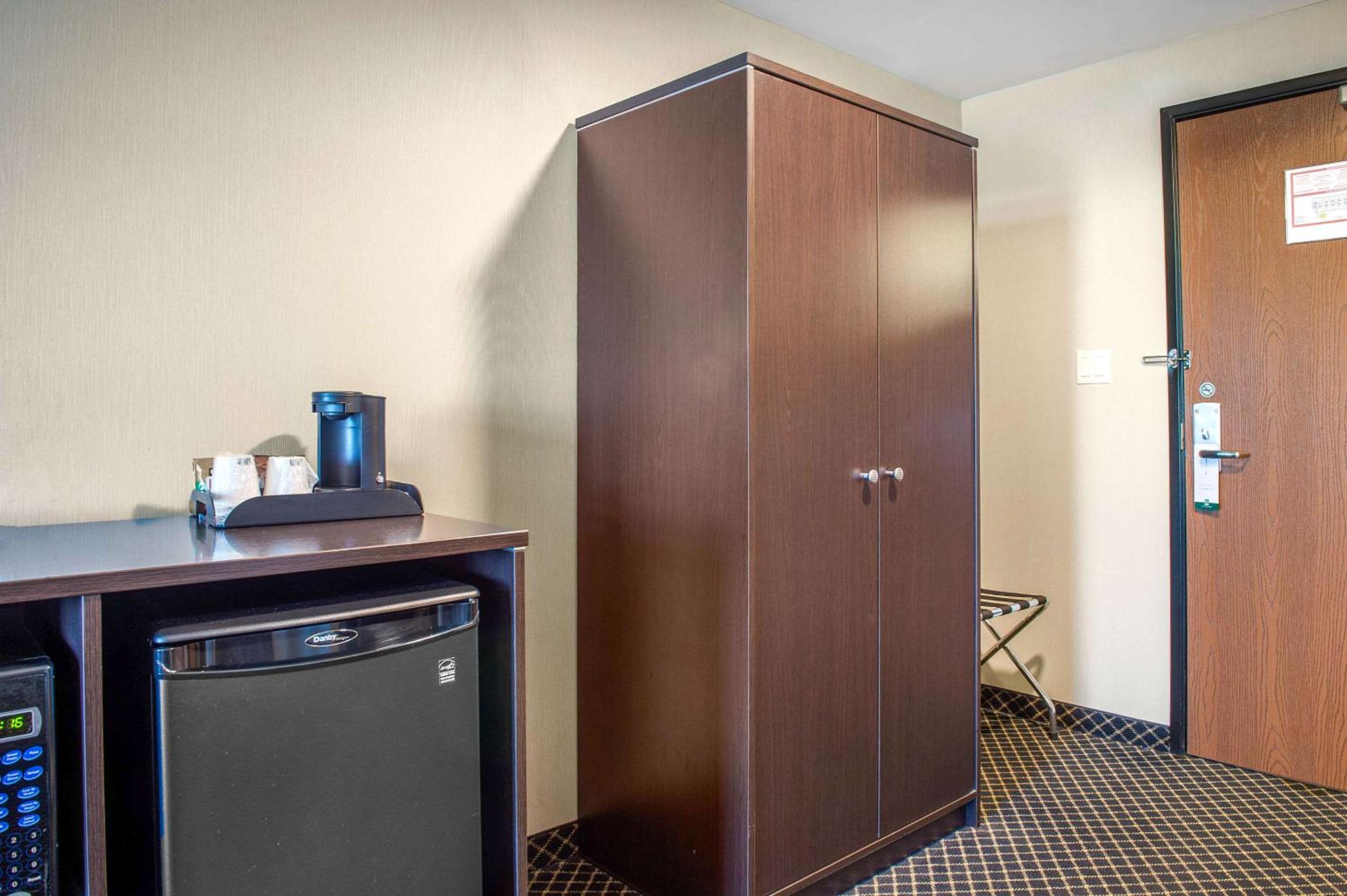 King Room - Non-Smoking - Photo 2