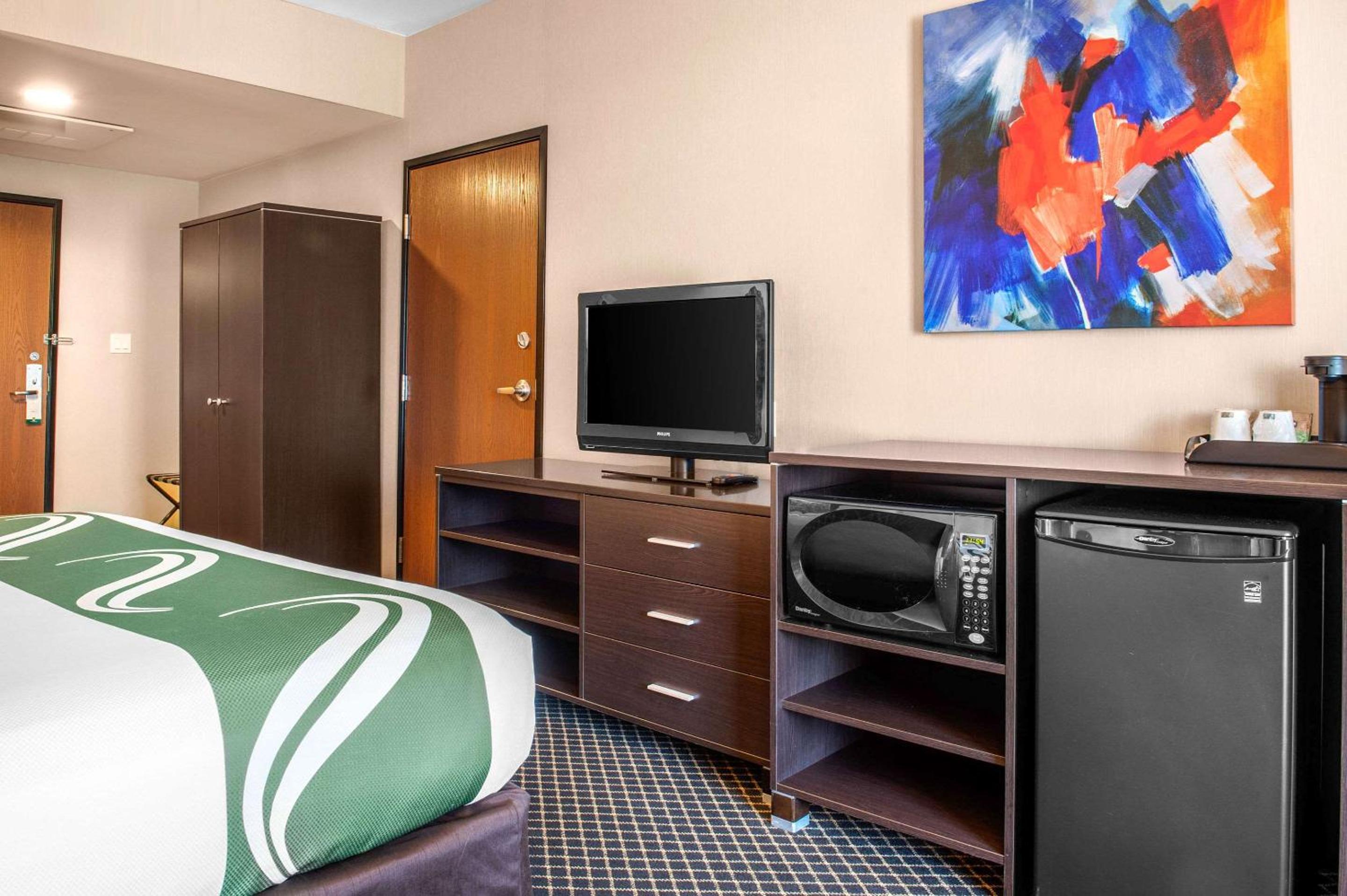 Standard King Room - Non-Smoking  - Photo 3