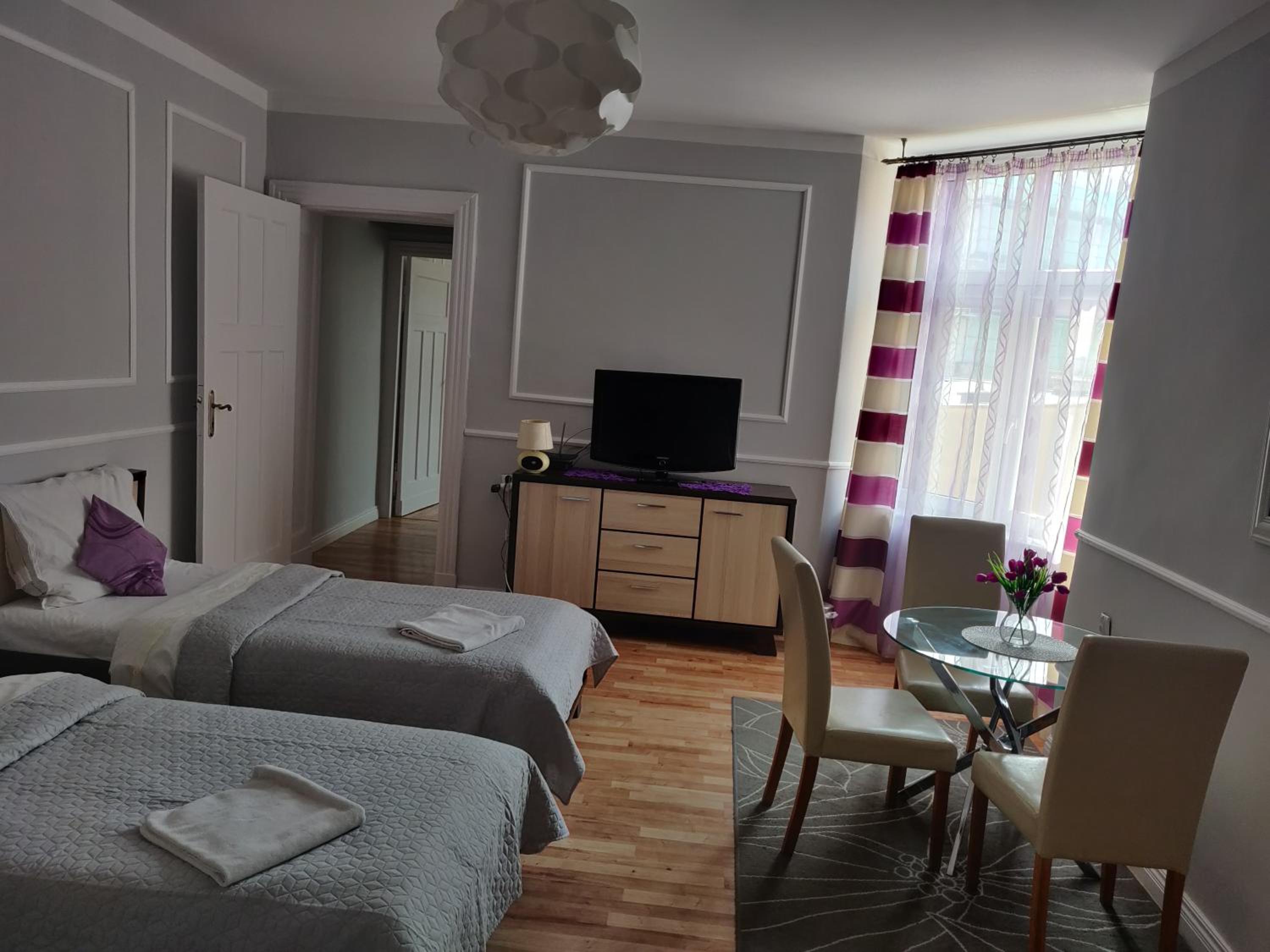 Twin Room with Bathroom - Photo 3