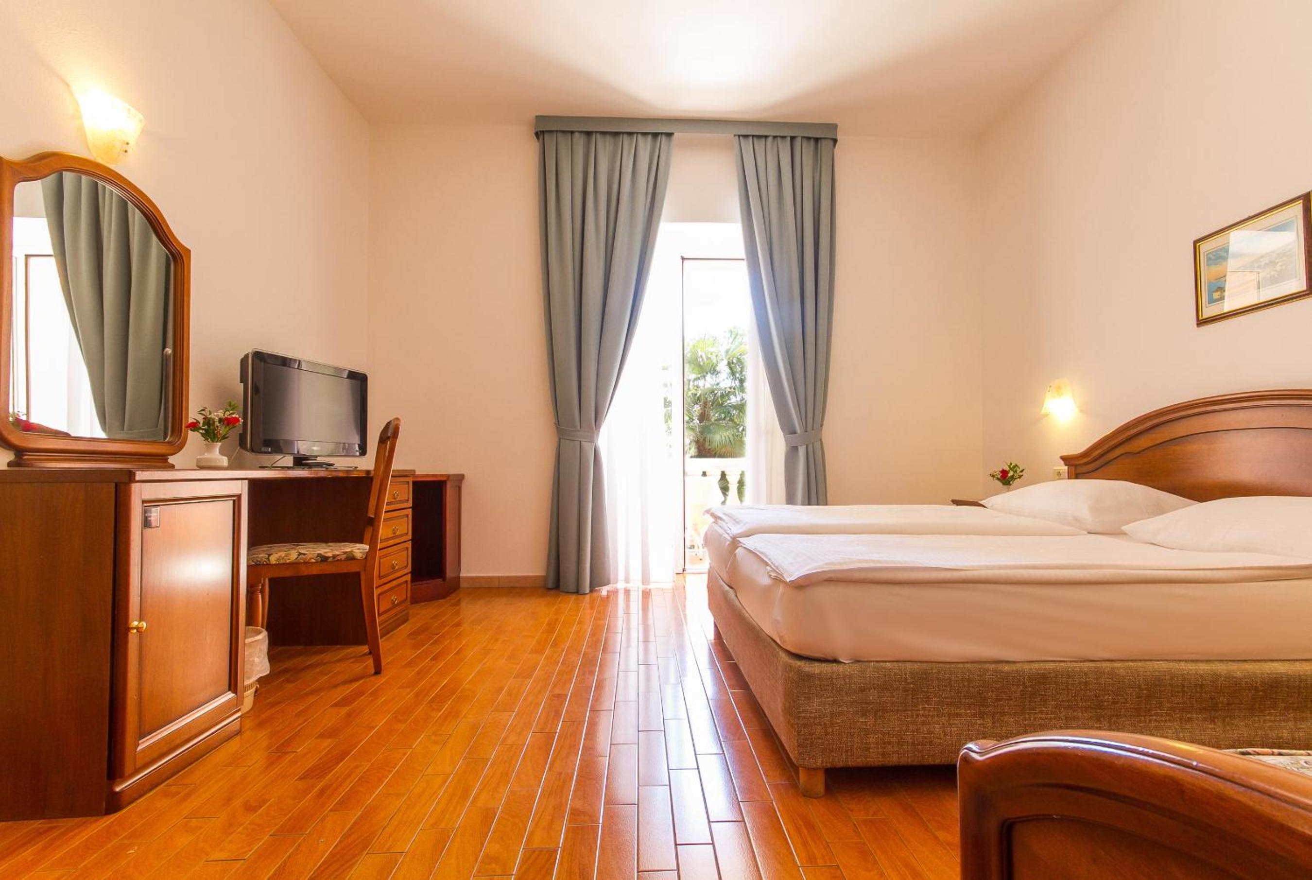 Double Room with Balcony - Photo 6