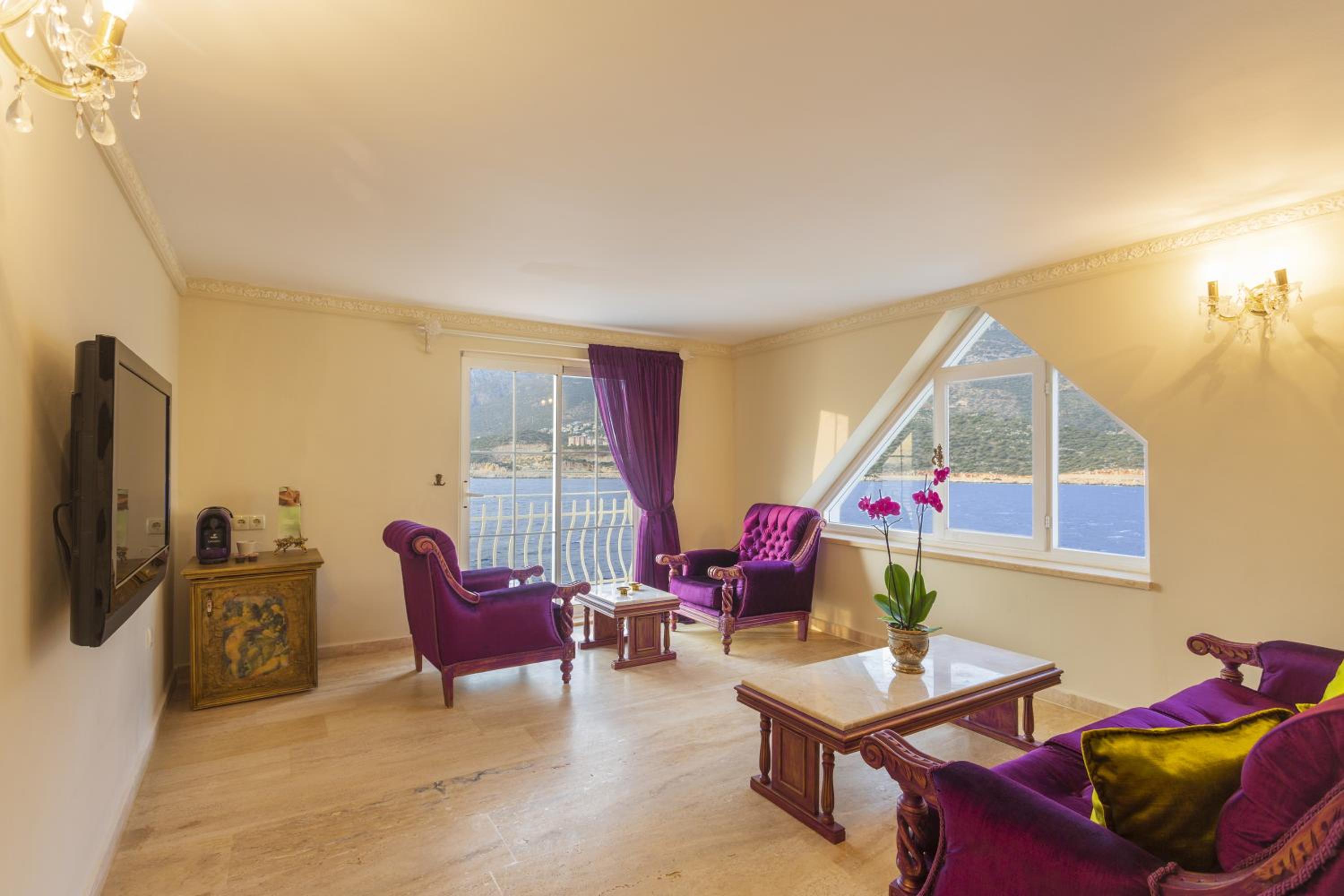 Deluxe Suite with Sea View photo 3