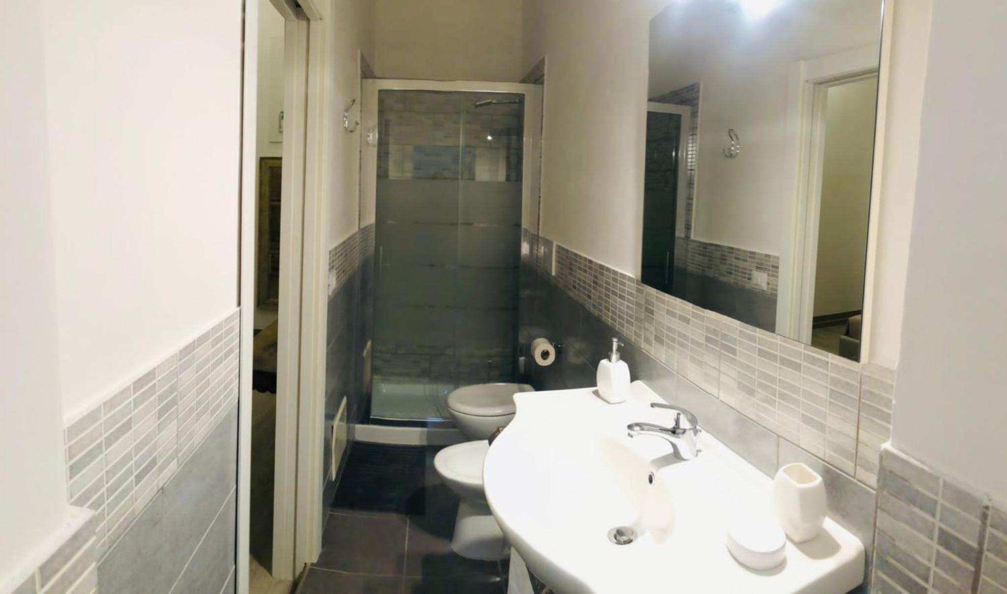 Double Room with Balcony - Photo 5