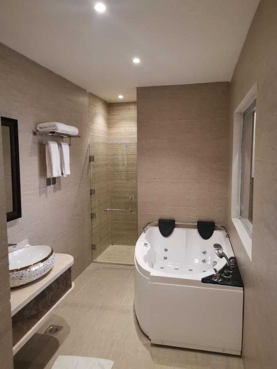 Queen Suite - Photo 9