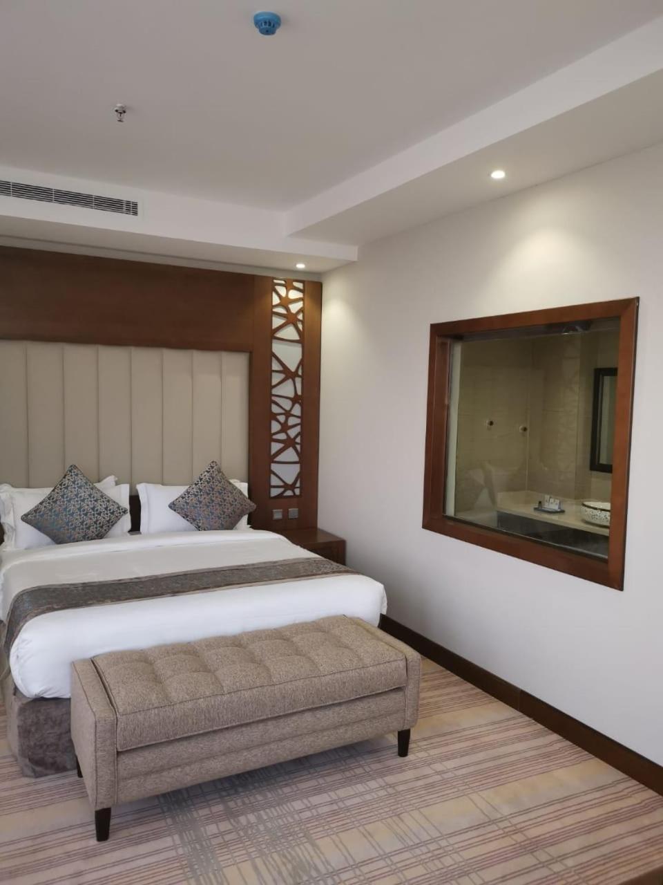 Queen Suite - Photo 11