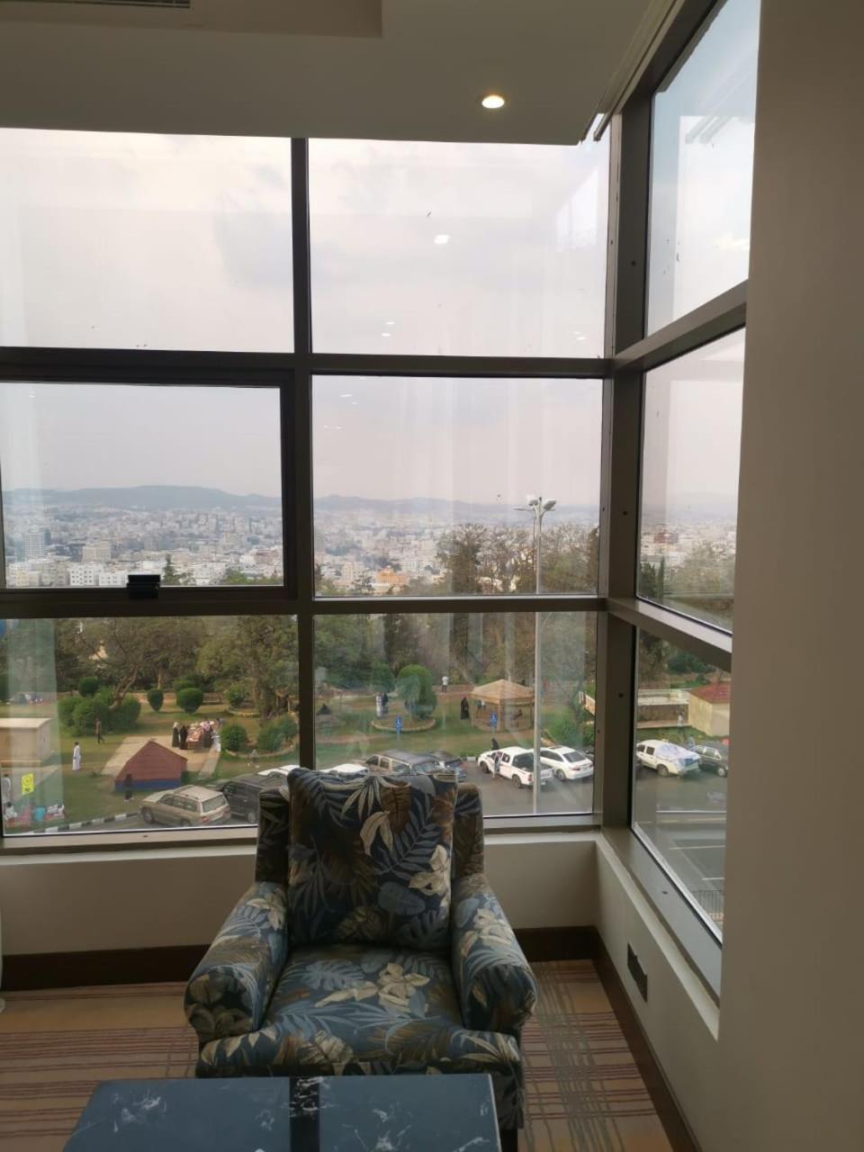 Queen Suite - Photo 12