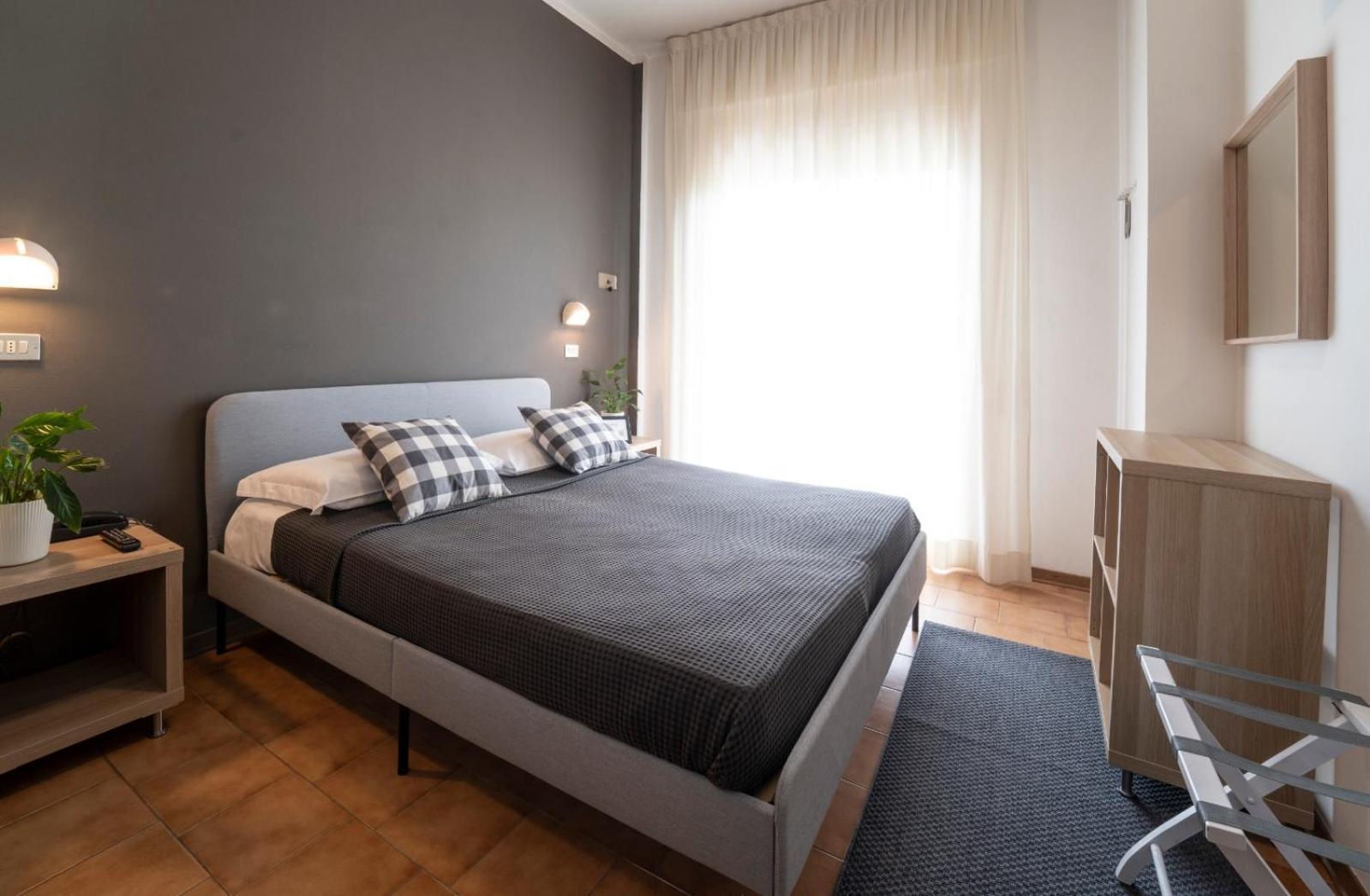 Double Room with Balcony - Photo 10