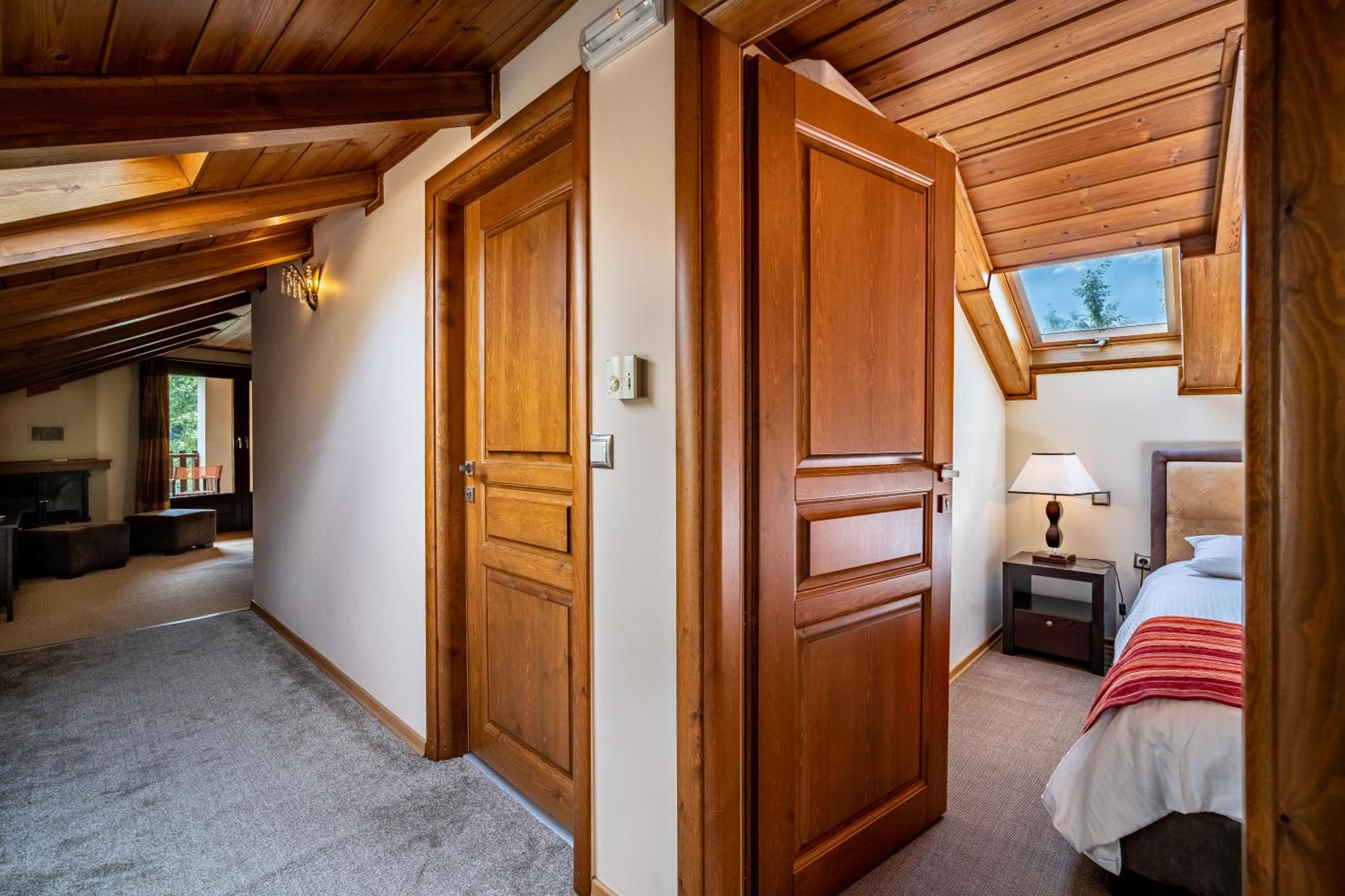 Two-Bedroom Suite with Fireplace photo 3