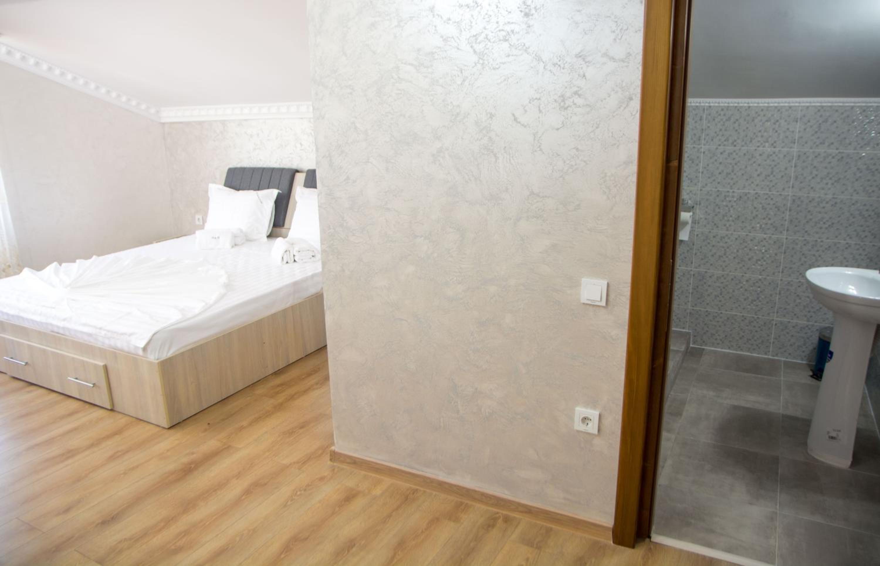 Double Room with Private Bathroom - Photo 4