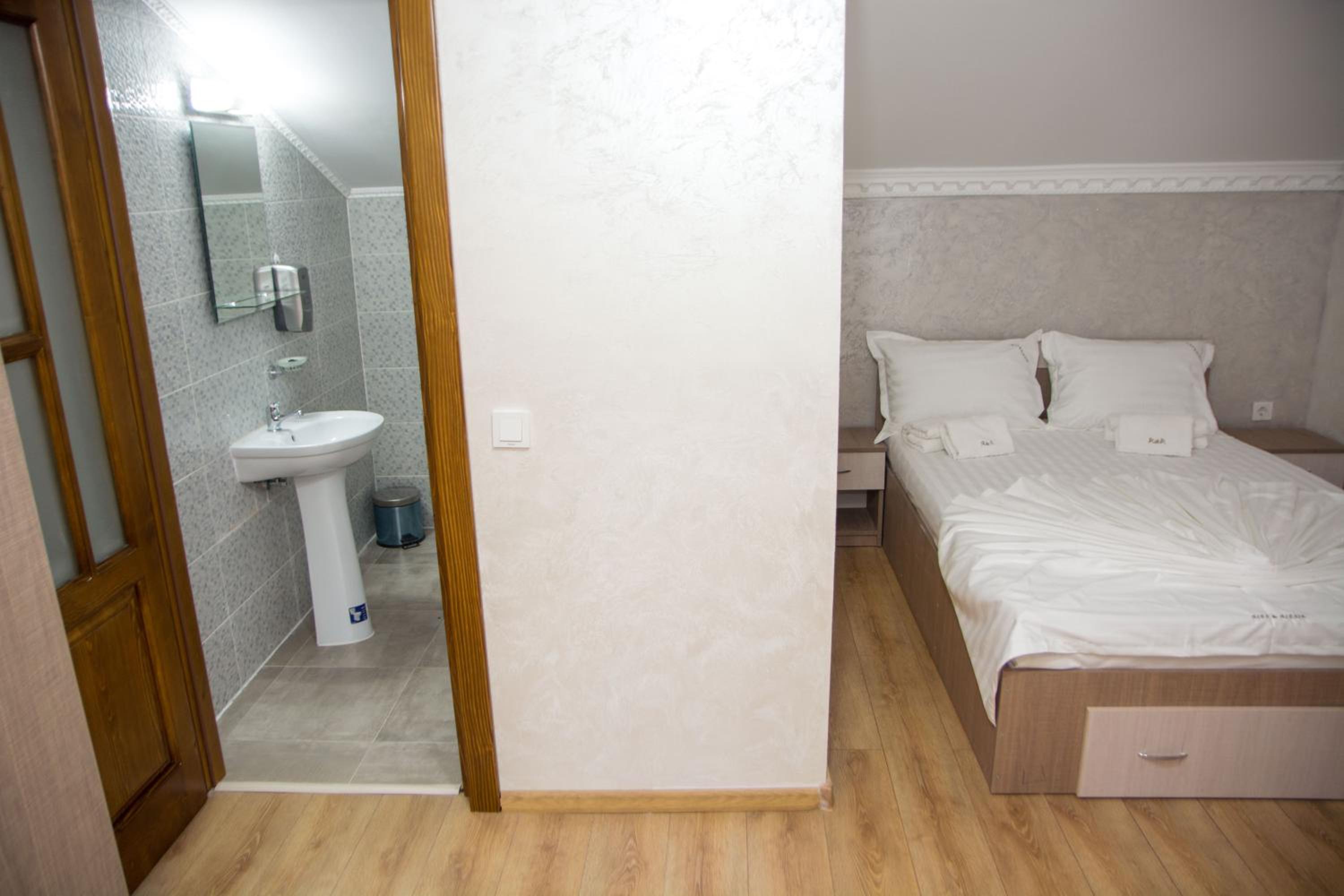 Double Room with Private Bathroom - Photo 3