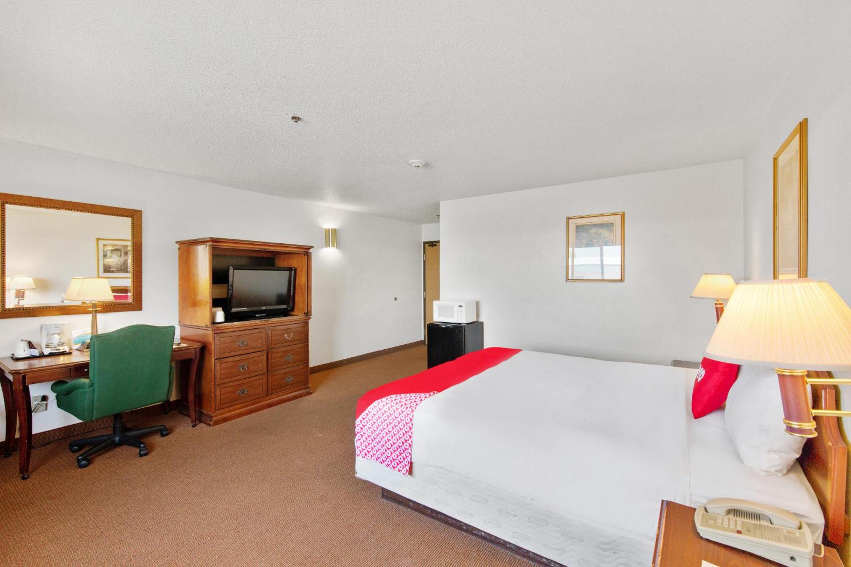 Premium King Bed - Photo 3