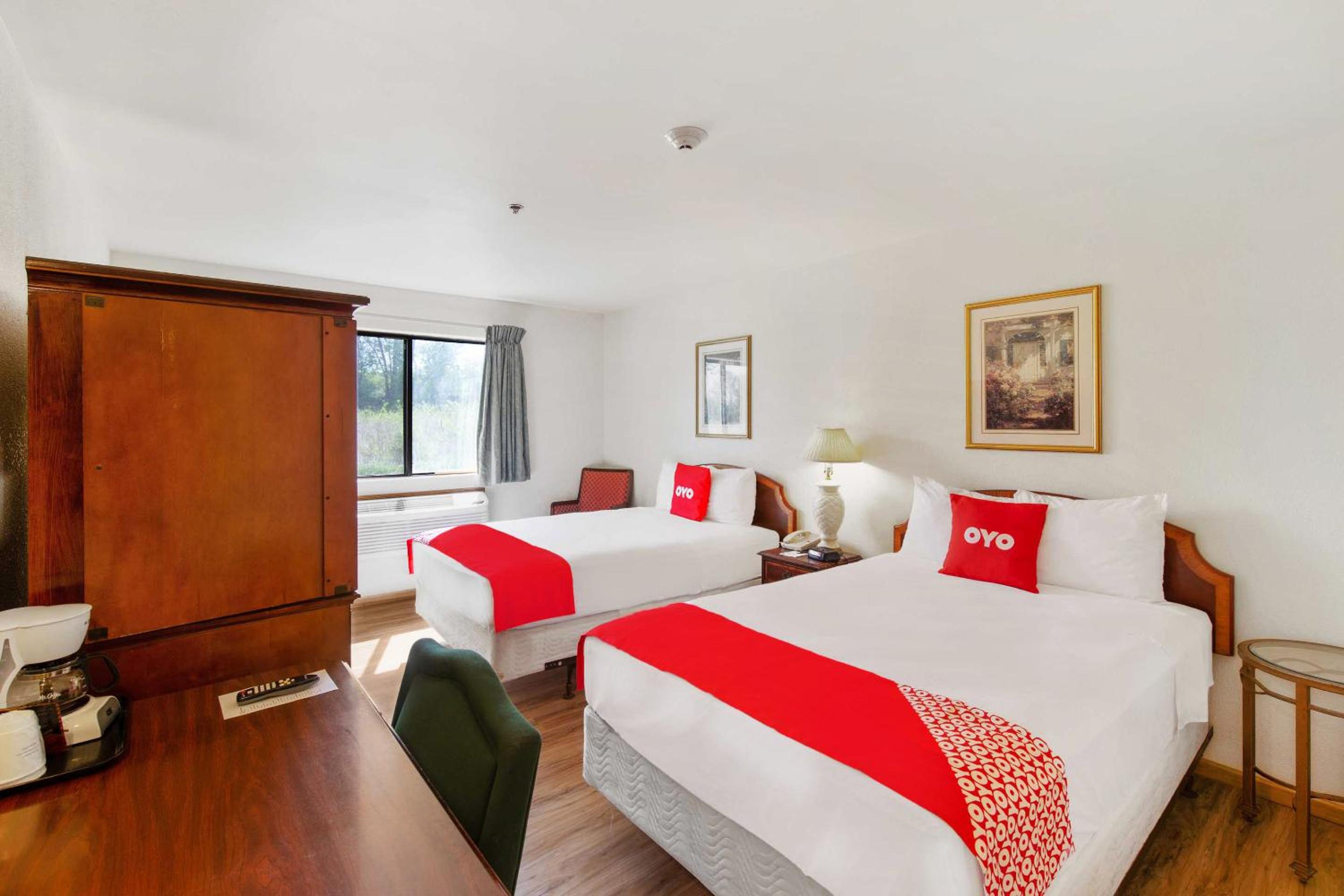 Double Room with Two Double Beds - Photo 2