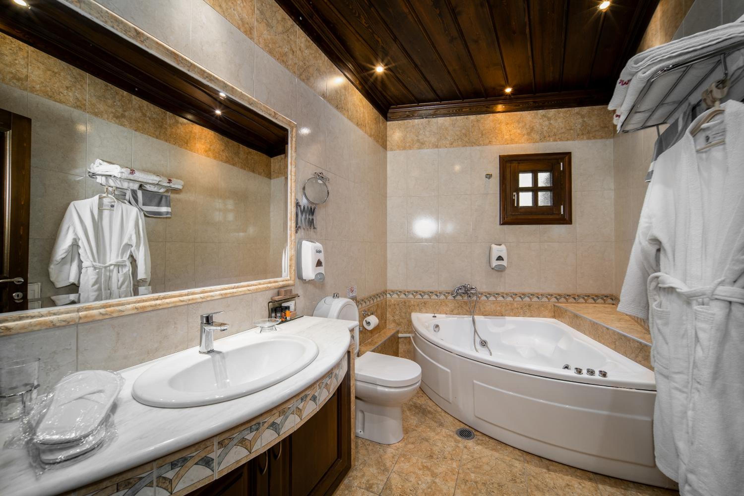 Junior Suite with Fireplace and Spa Bath photo 3